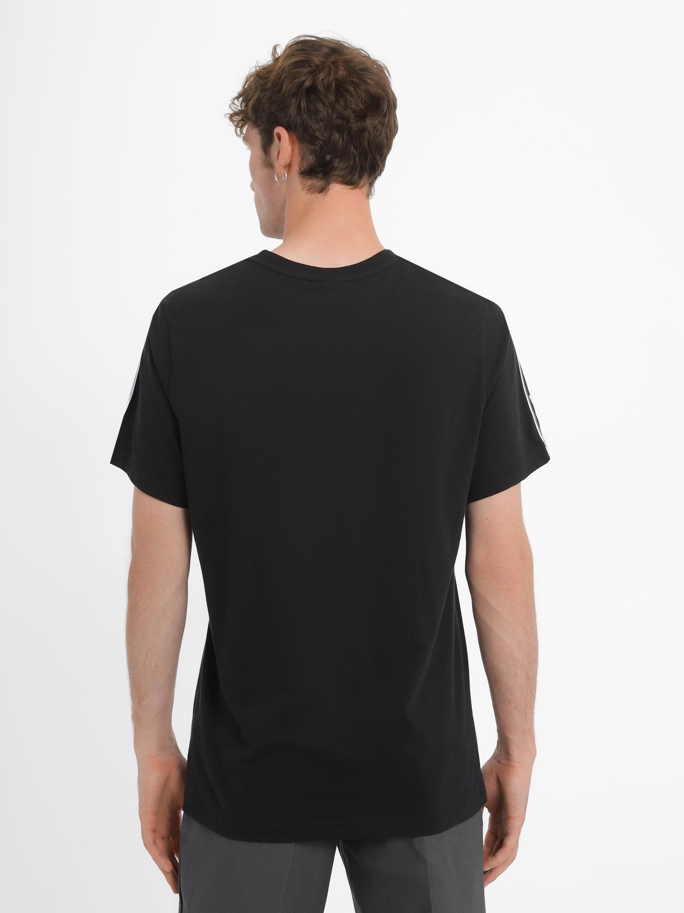 Футболка NIKE Sportswear модель DX2032-011 Футболка NIKE Sportswear модель DX2032-011 Фото