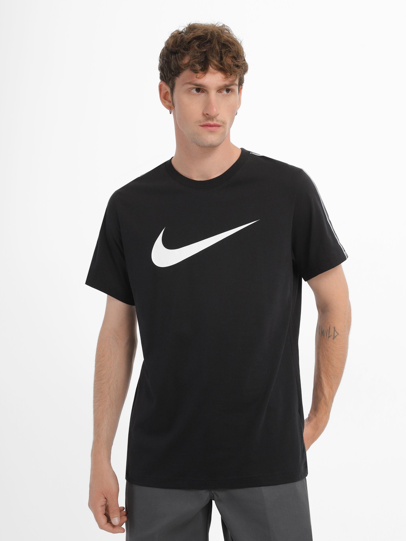 Футболка NIKE Sportswear модель DX2032-011 Футболка NIKE Sportswear модель DX2032-011 Фото