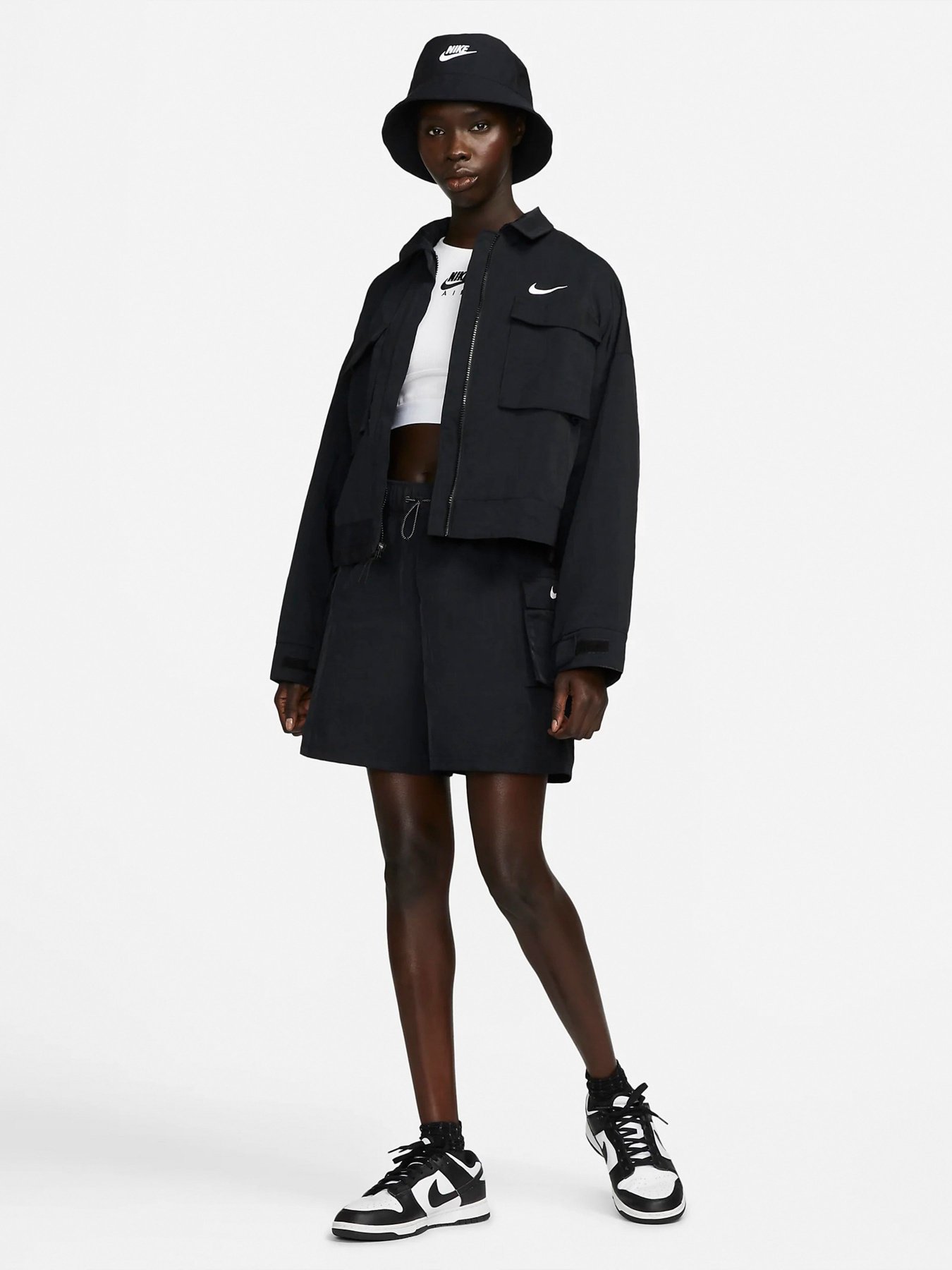 Шорты спортивные NIKE SPORTSWEAR ESSENTIAL модель DM6247-010 Шорты спортивные NIKE SPORTSWEAR ESSENTIAL модель DM6247-010 Фото