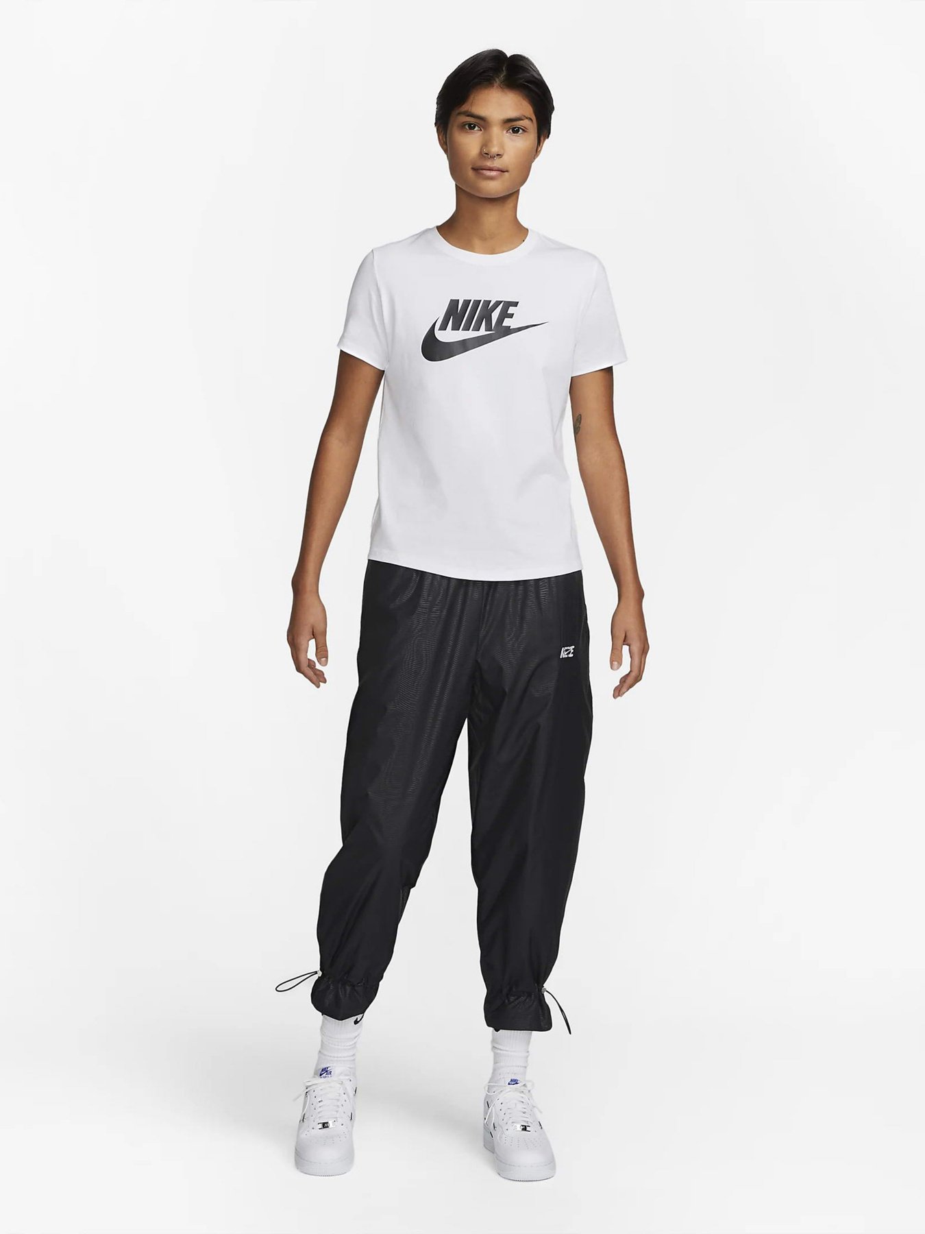Футболка спортивная NIKE Sportswear Essentials модель DX7906-100 Фото