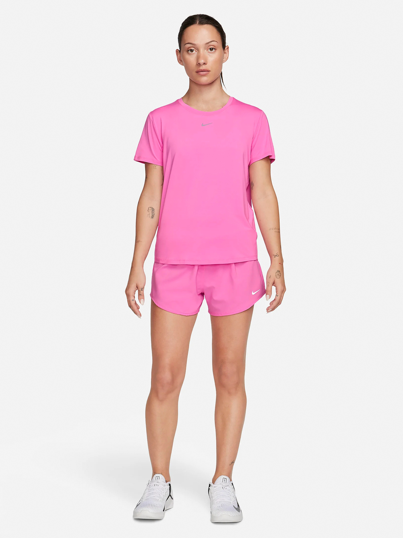 Футболки и поло NIKE ONE CLASSIC DF SS модель FN2798-675 Футболки и поло NIKE ONE CLASSIC DF SS модель FN2798-675 Фото
