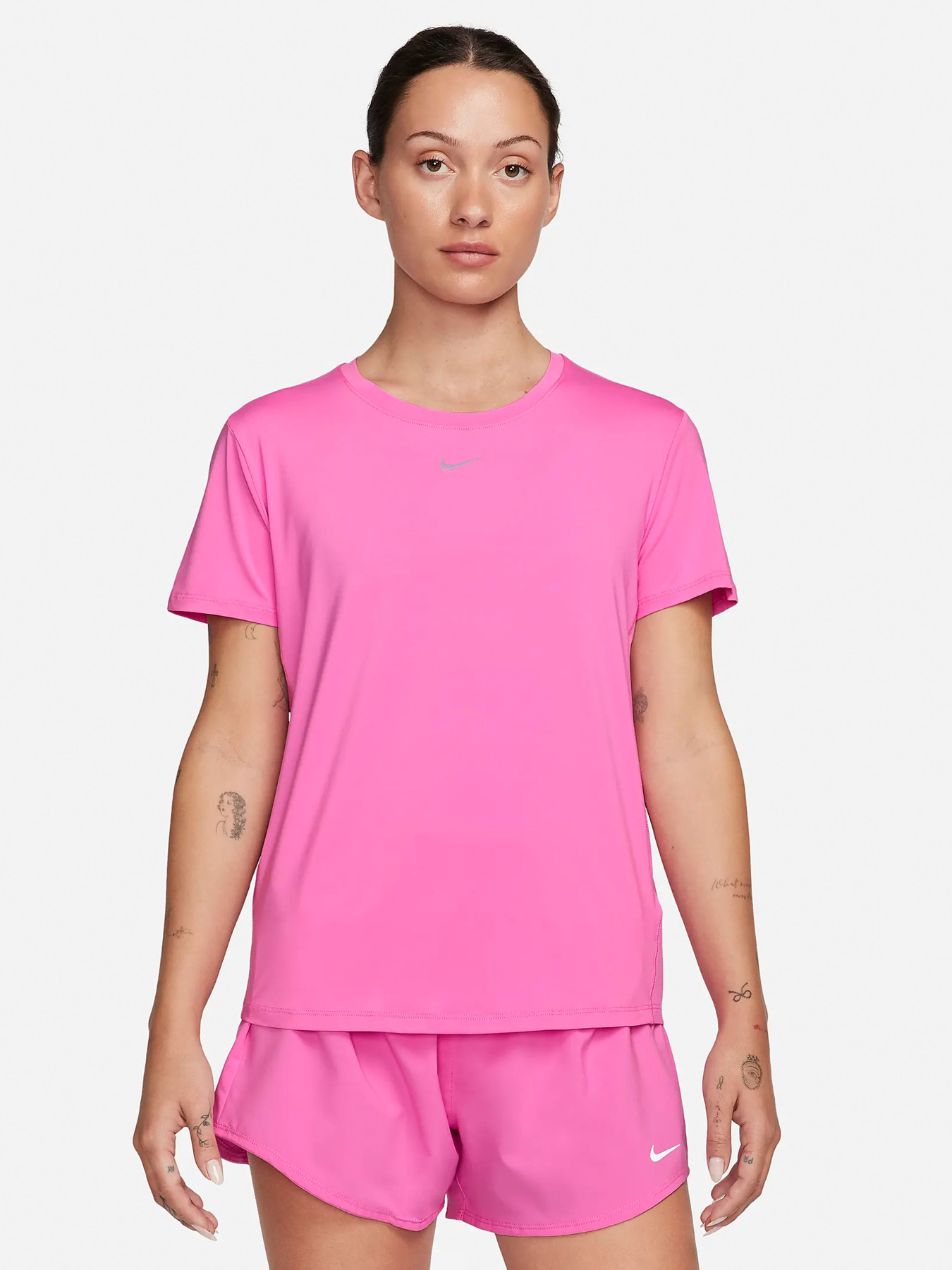 Футболки и поло NIKE ONE CLASSIC DF SS модель FN2798-675 Футболки и поло NIKE ONE CLASSIC DF SS модель FN2798-675 Фото