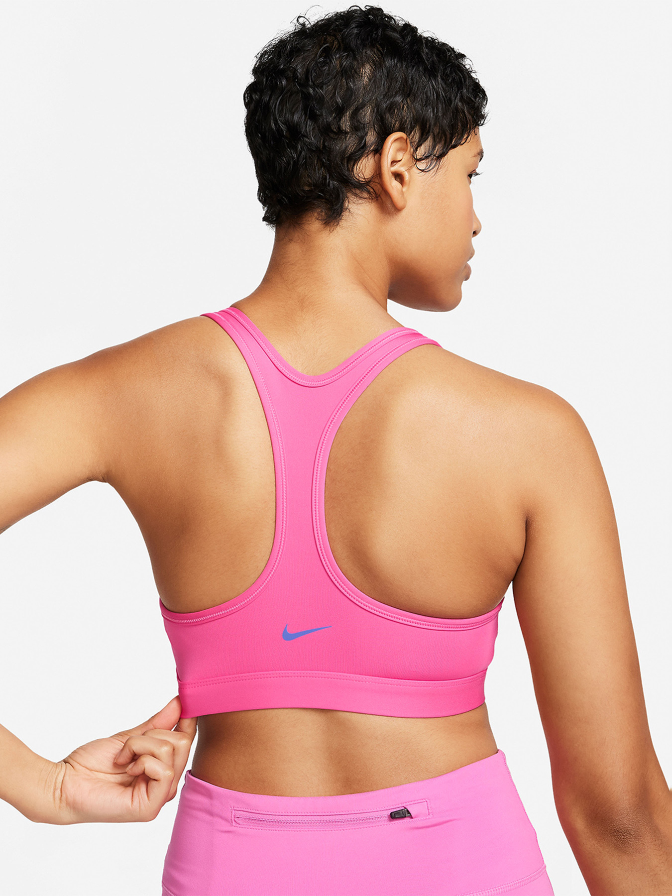 Топ спортивный NIKE Swoosh Sports модель FN2898-605 Фото