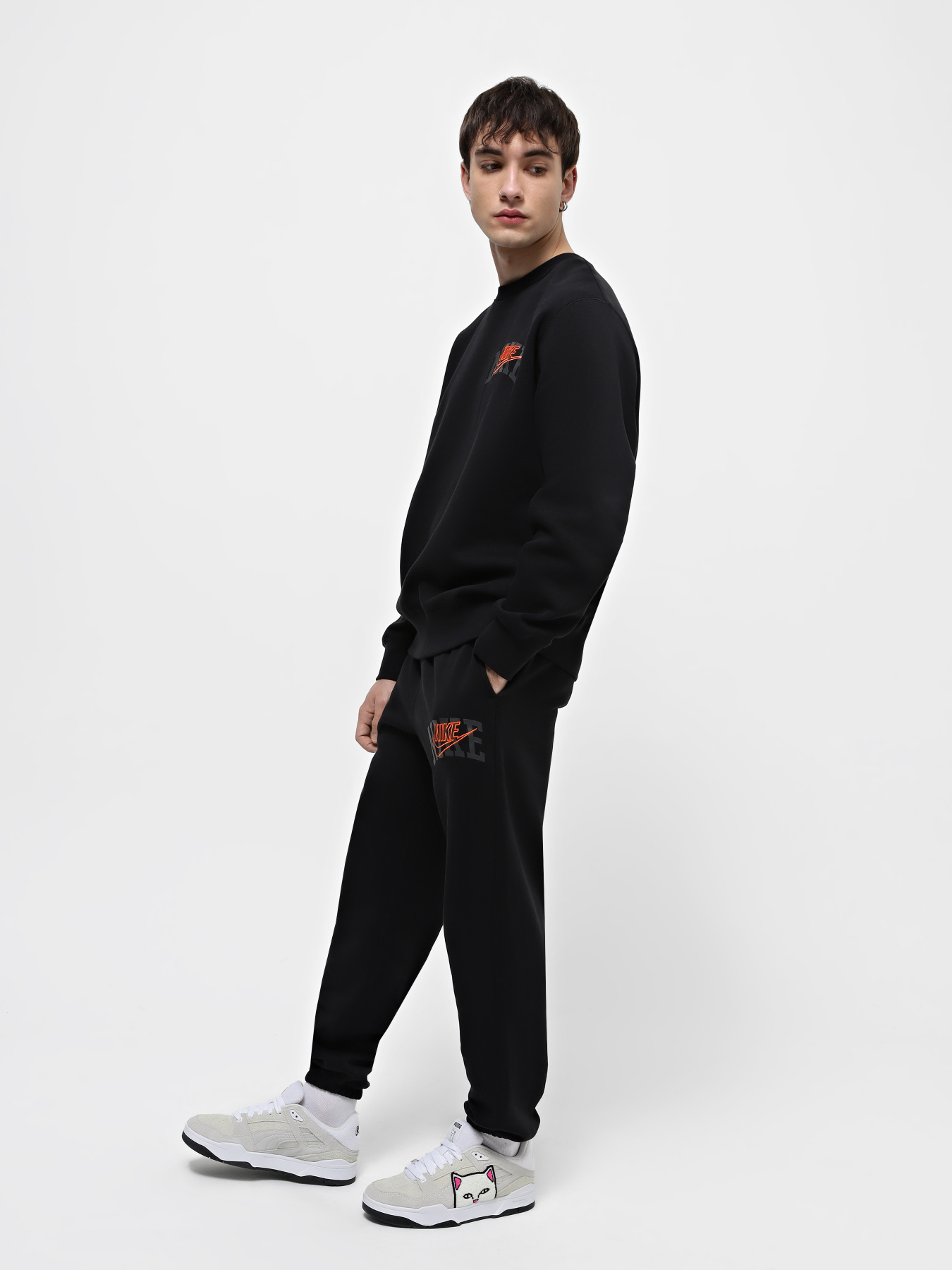 Штаны спортивные NIKE CLUB FLEECE CUFFED модель FV4453-010 Штаны спортивные NIKE CLUB FLEECE CUFFED модель FV4453-010 Фото