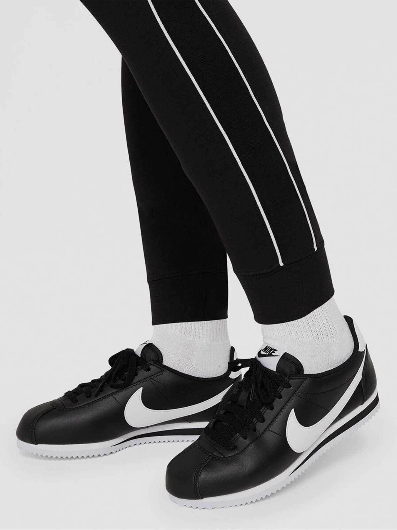 Брюки NIKE Sportswear Millenium Fleece модель CZ8340-010 Брюки NIKE Sportswear Millenium Fleece модель CZ8340-010 Фото