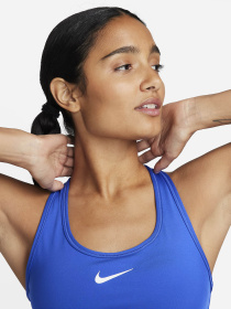 Топ спортивный NIKE Swoosh Medium Support модель DX6821-405 Фото