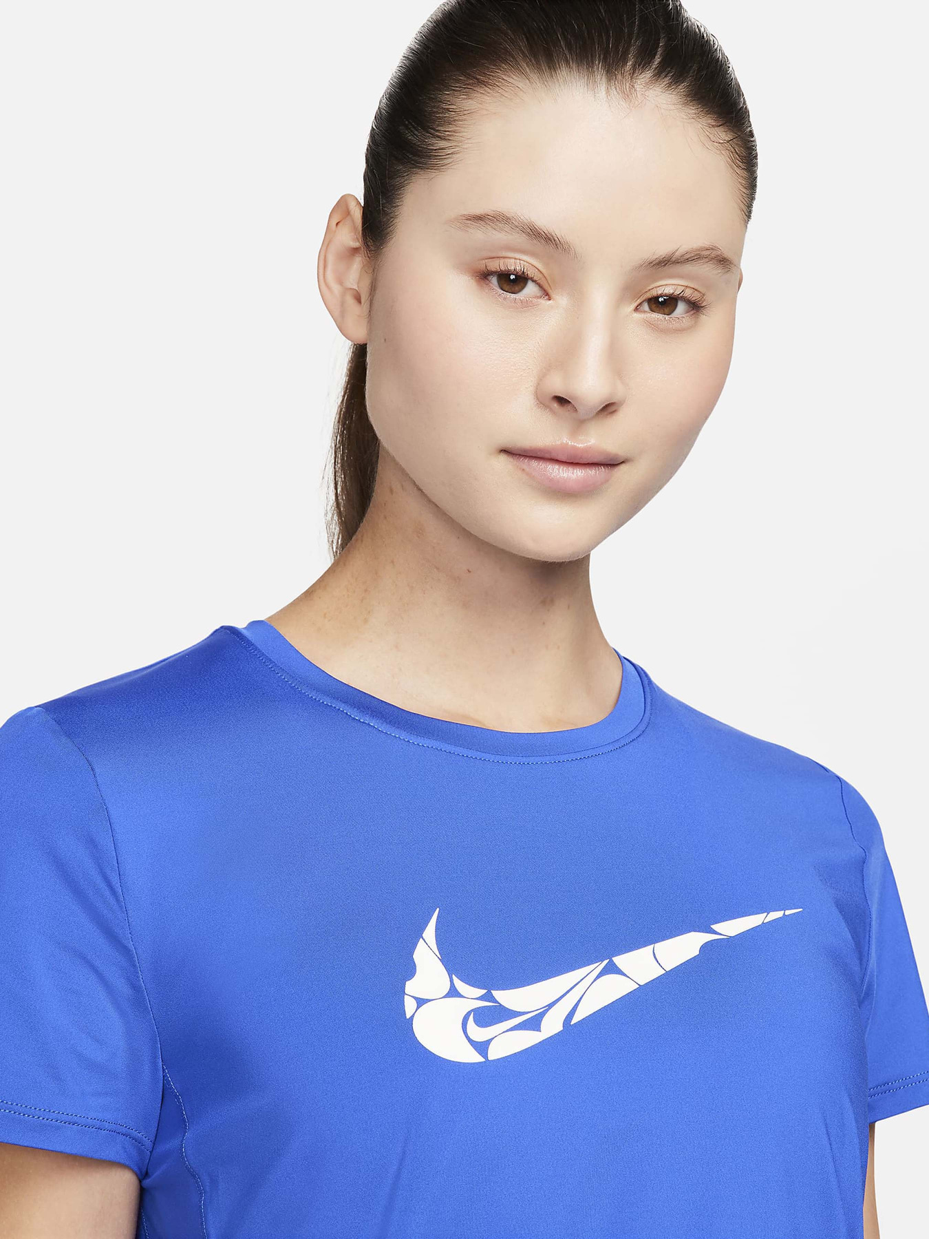 Футболка спортивна NIKE One Swsh Hbr Df модель FN2618-405 Фото