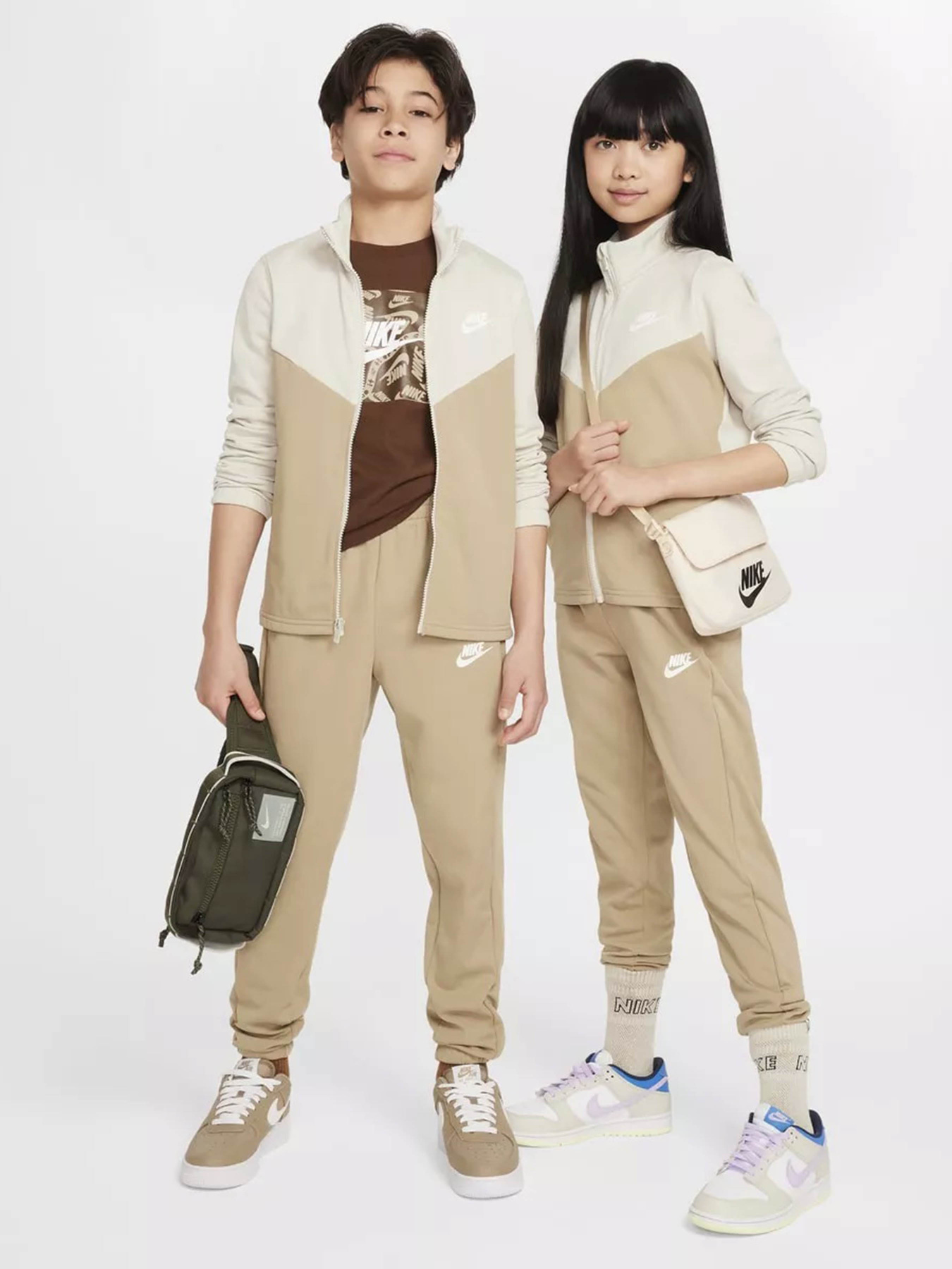 Спортивный костюм NIKE Sportswear модель FD3067-072 Фото