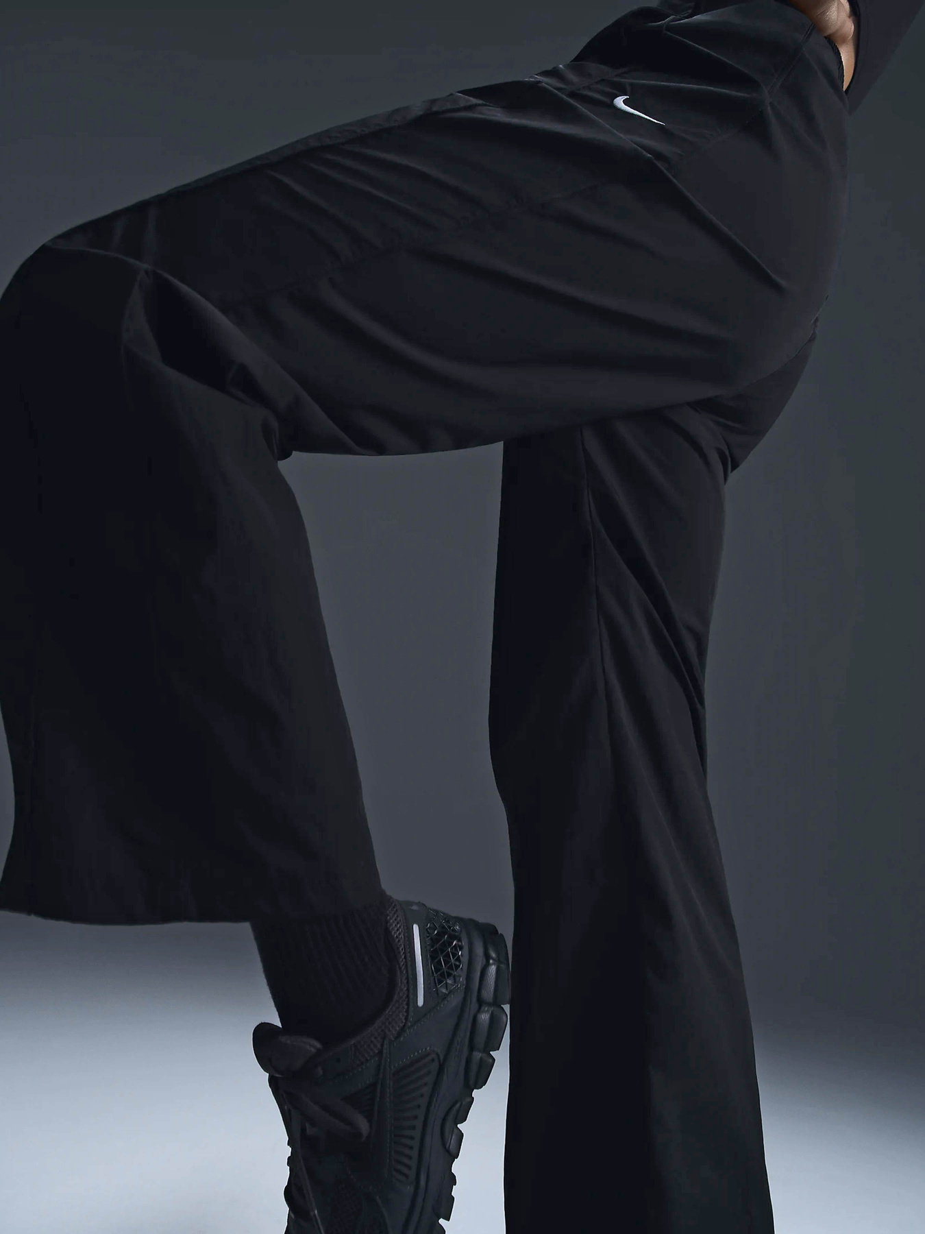 Спортивні штани NIKE WINDRUNNER модель FV7655-010 Фото