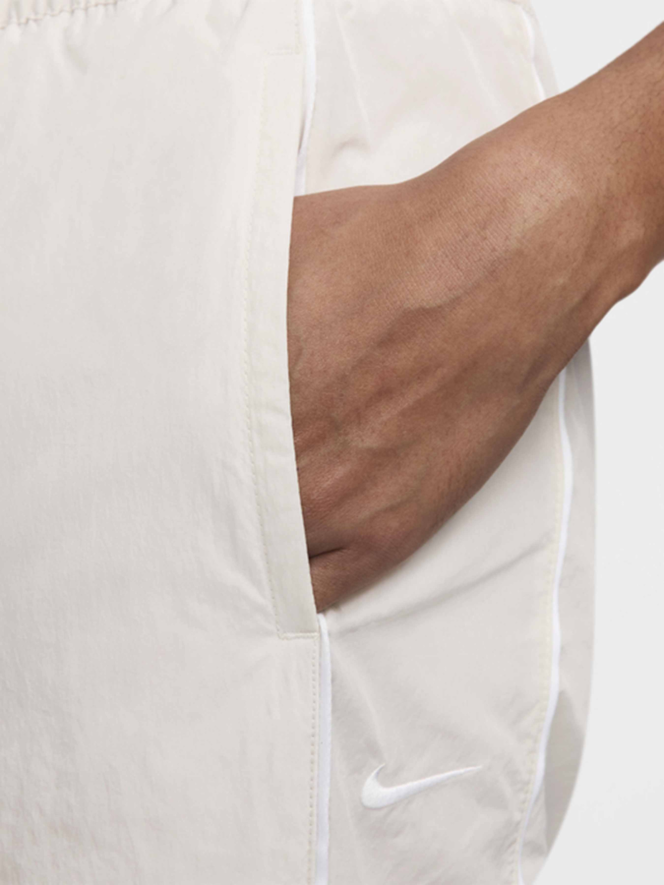 Штаны спортивные NIKE WINDRUNNER модель FV7655-110 Штаны спортивные NIKE WINDRUNNER модель FV7655-110 Фото