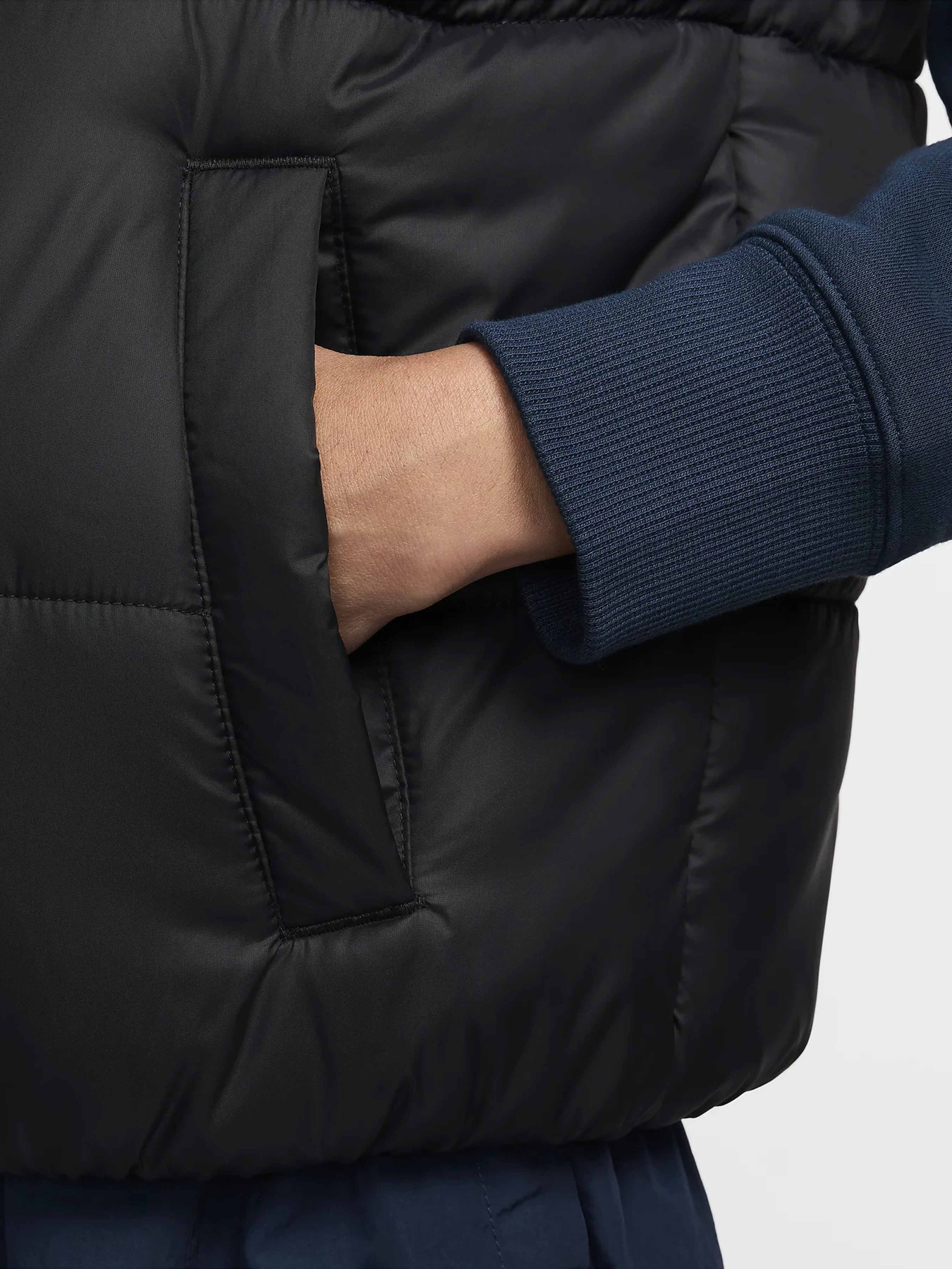 Жилет с утеплителем NIKE Sportswear Classic Puffer Therma-FIT Loose модель FZ5922-010 Фото