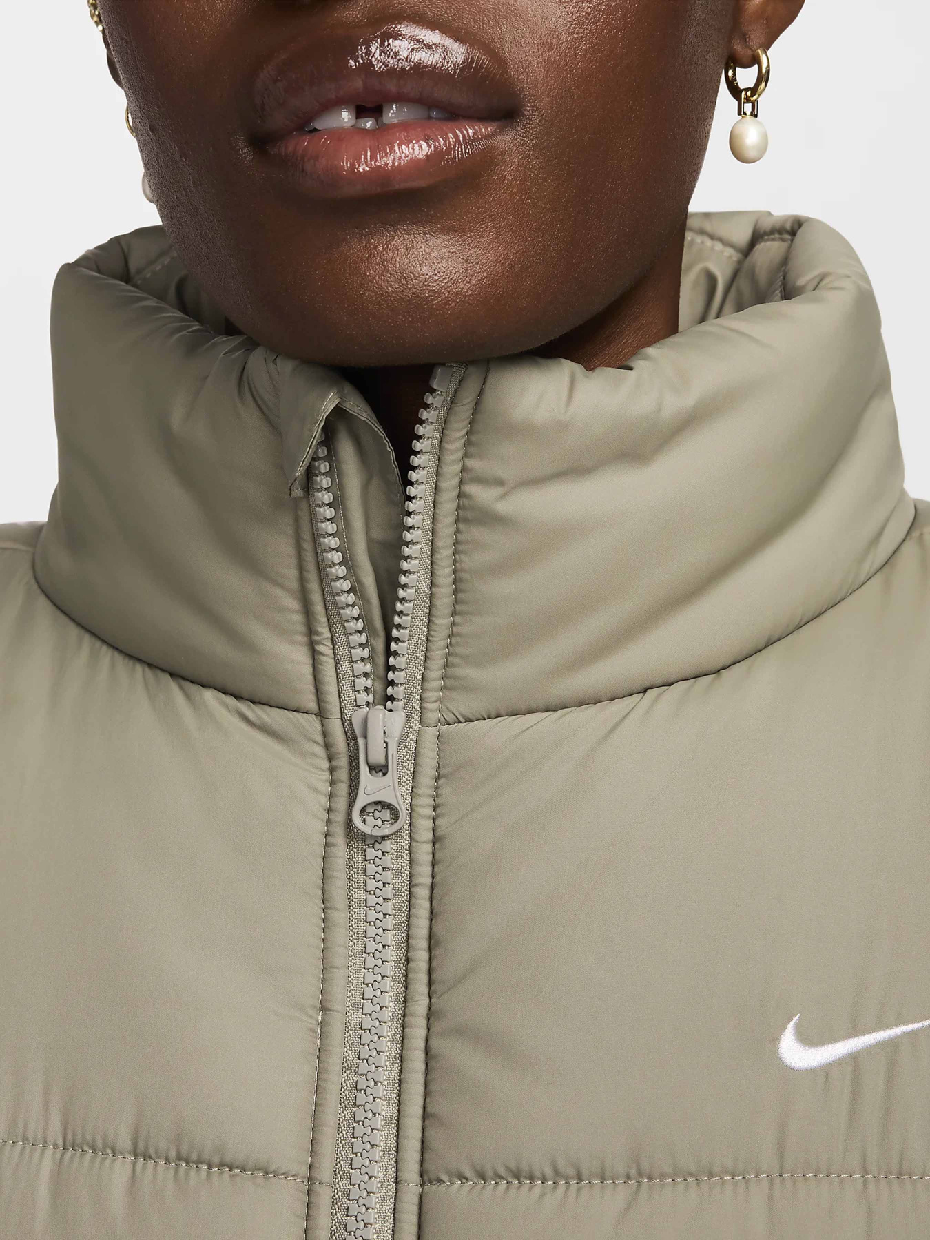 Утеплений жилет NIKE SPORTSWEAR CLASSIC PUFFER THER модель FZ5922-320 Фото