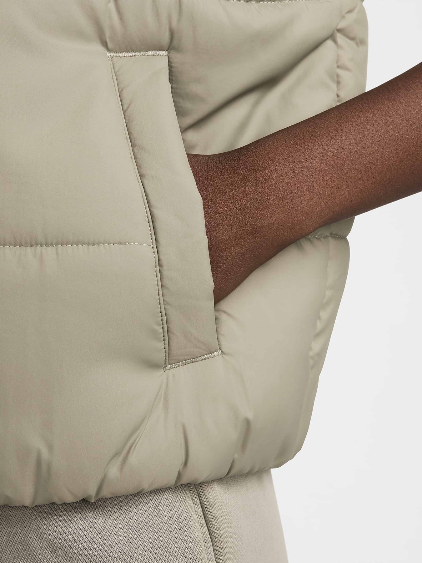 Утеплений жилет NIKE SPORTSWEAR CLASSIC PUFFER THER модель FZ5922-320 Фото