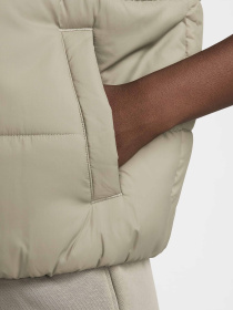 Утеплений жилет NIKE SPORTSWEAR CLASSIC PUFFER THER модель FZ5922-320 Фото