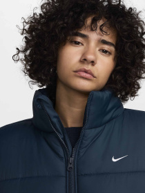 Утеплений жилет NIKE SPORTSWEAR CLASSIC PUFFER THER модель FZ5922-478 Утеплений жилет NIKE SPORTSWEAR CLASSIC PUFFER THER модель FZ5922-478 Фото