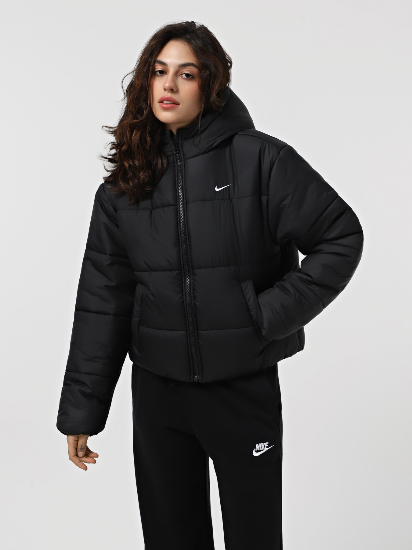 Зимова куртка NIKE Sportswear Classic Puffer Therma-FIT Loose модель FZ5899-010 Фото