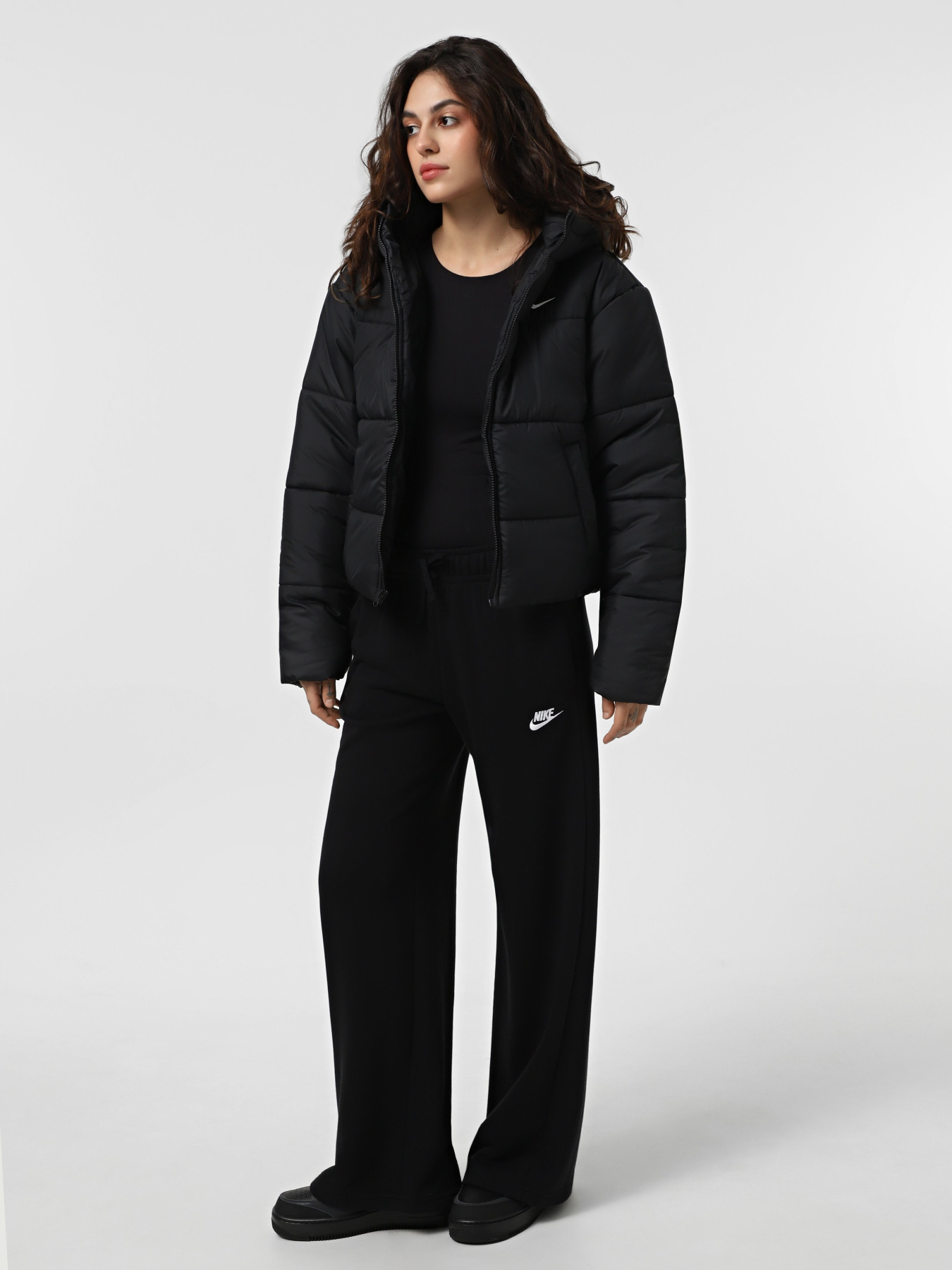 Зимняя куртка NIKE SPORTSWEAR CLASSIC PUFFER THER модель FZ5899-010 Фото