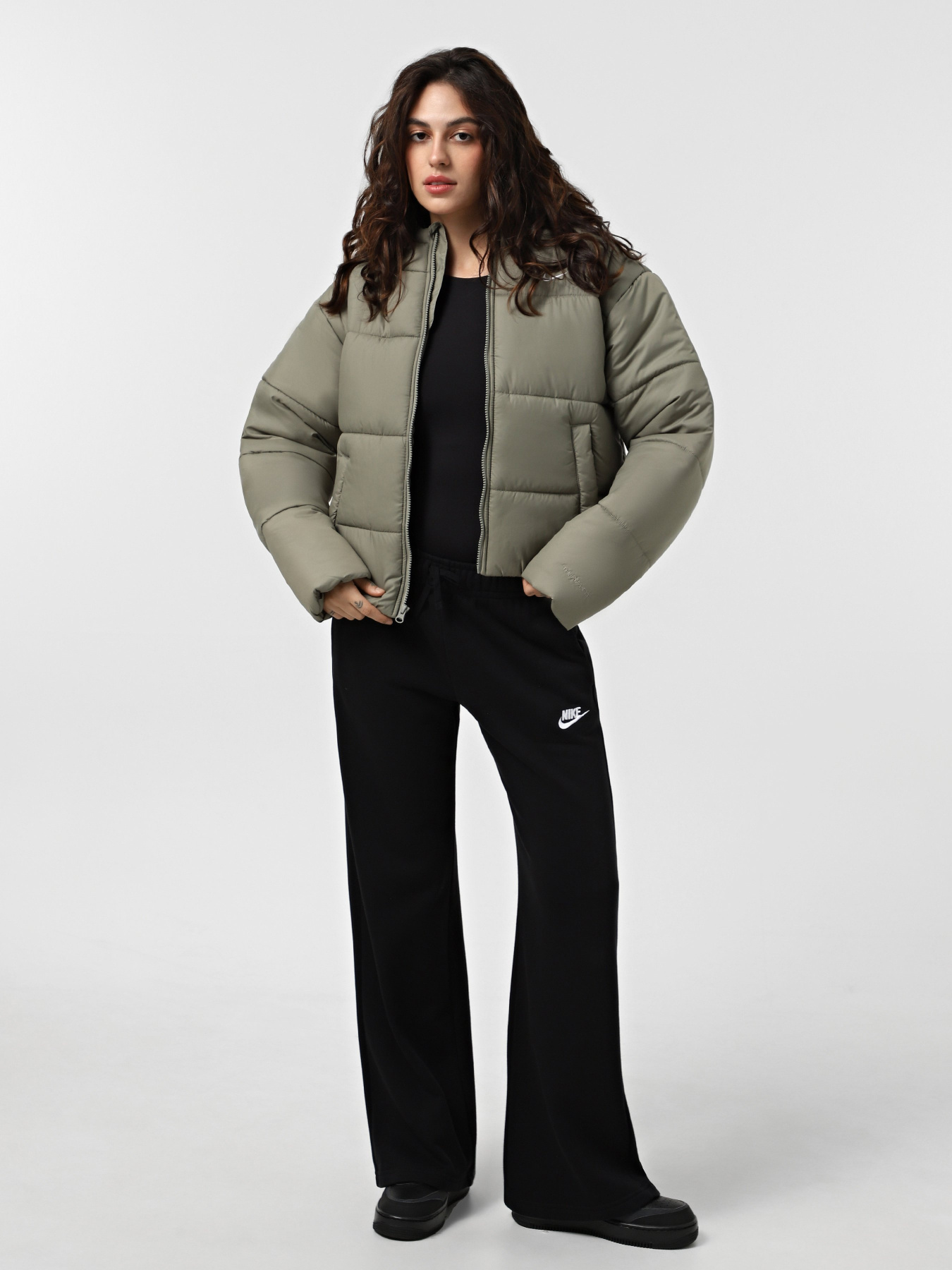 Зимняя куртка NIKE Sportswear Classic Puffer Therma-FIT Loose модель FZ5899-321 Фото