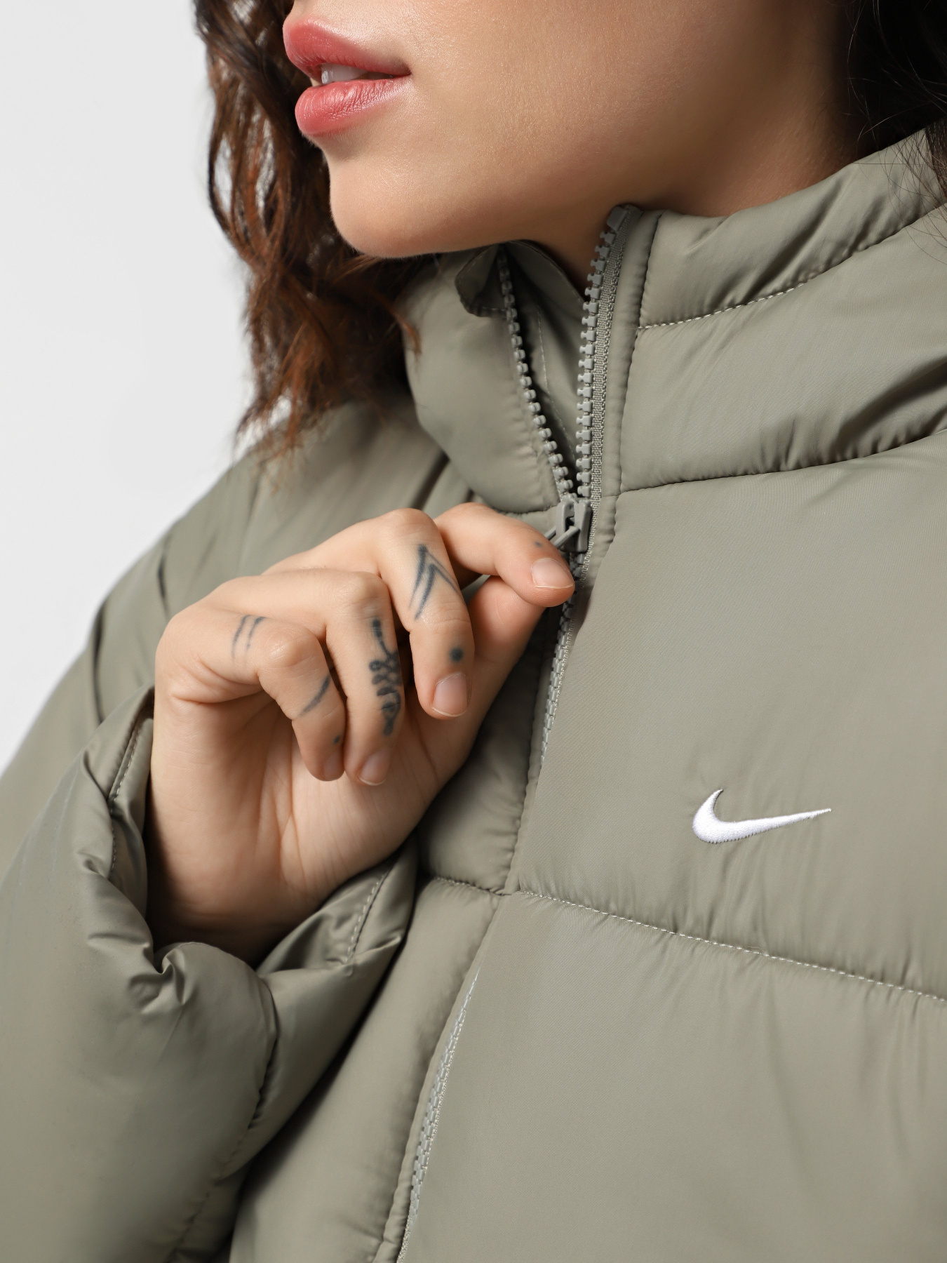 Зимняя куртка NIKE SPORTSWEAR CLASSIC PUFFER THER модель FZ5899-321 Фото