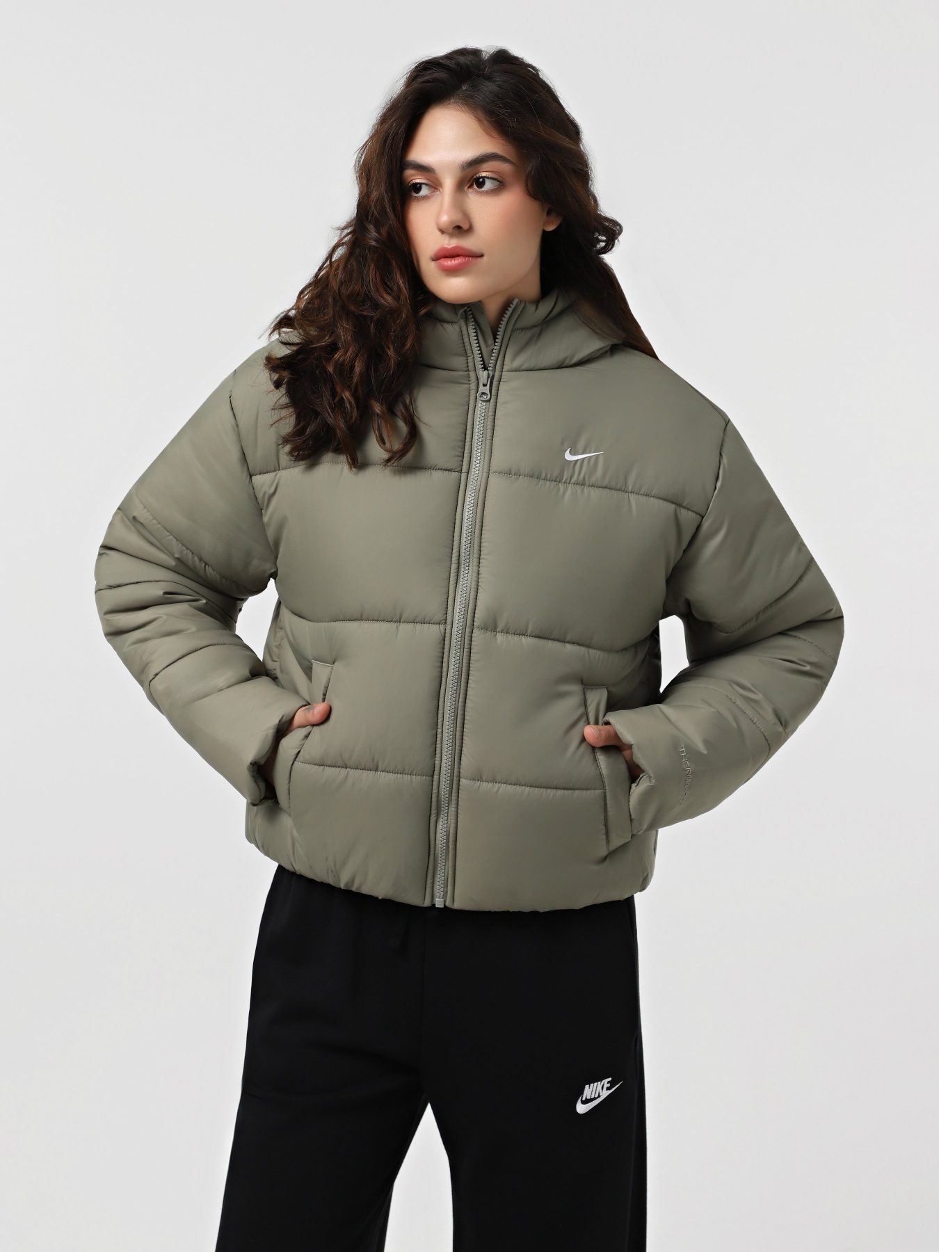 Зимняя куртка NIKE SPORTSWEAR CLASSIC PUFFER THER модель FZ5899-321 Фото