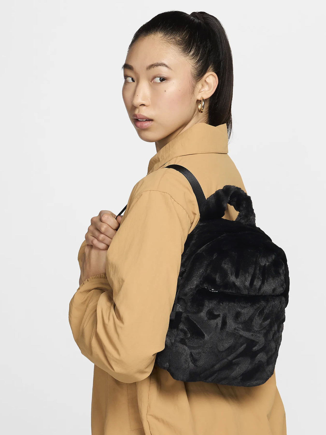 Рюкзак NIKE Sportswear Futura Faux Fur Mini 6L модель FZ1328-010 Фото