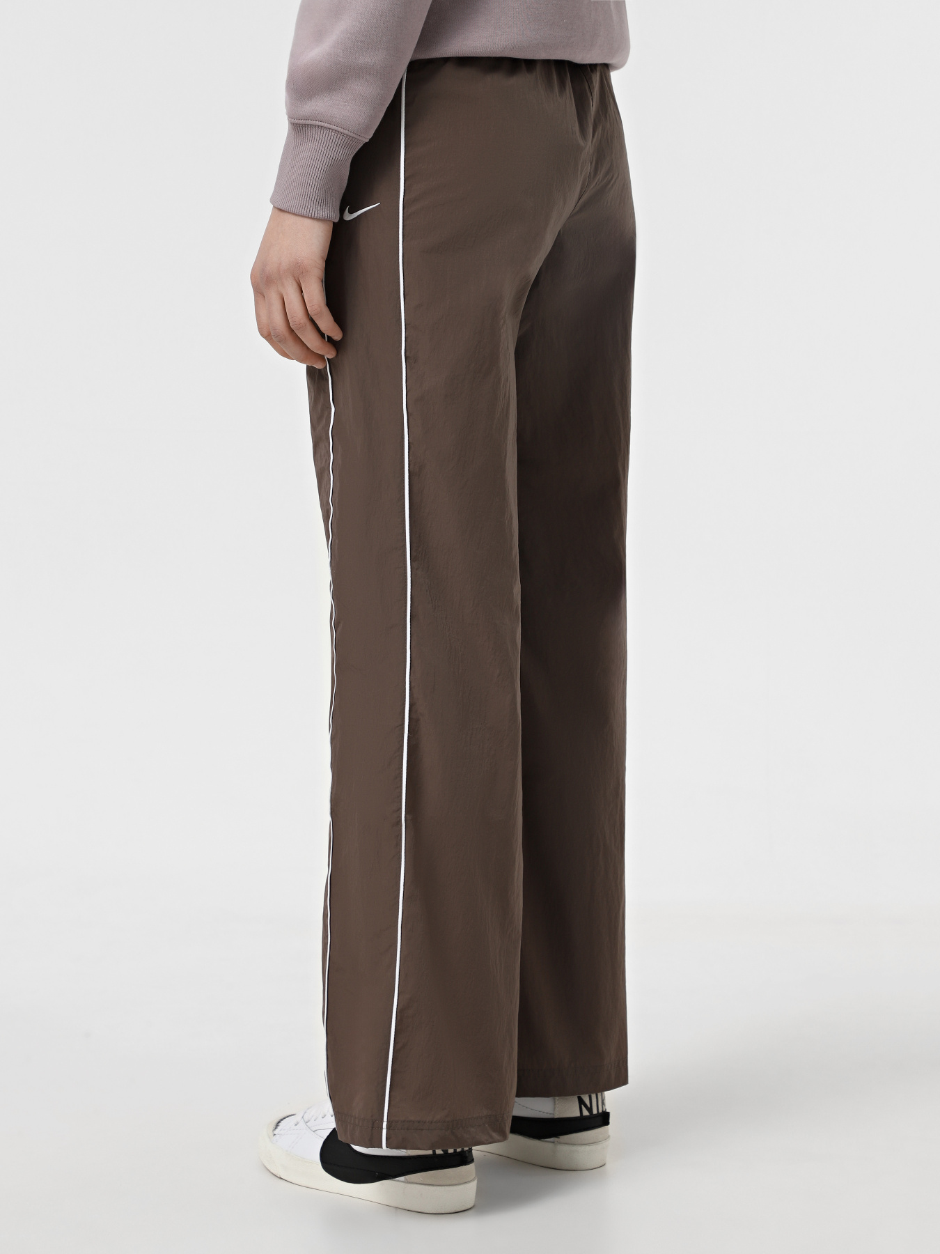 Брюки повседневные NIKE Windrunner High-Waistedven Open-Hem модель FV7655-004 Фото