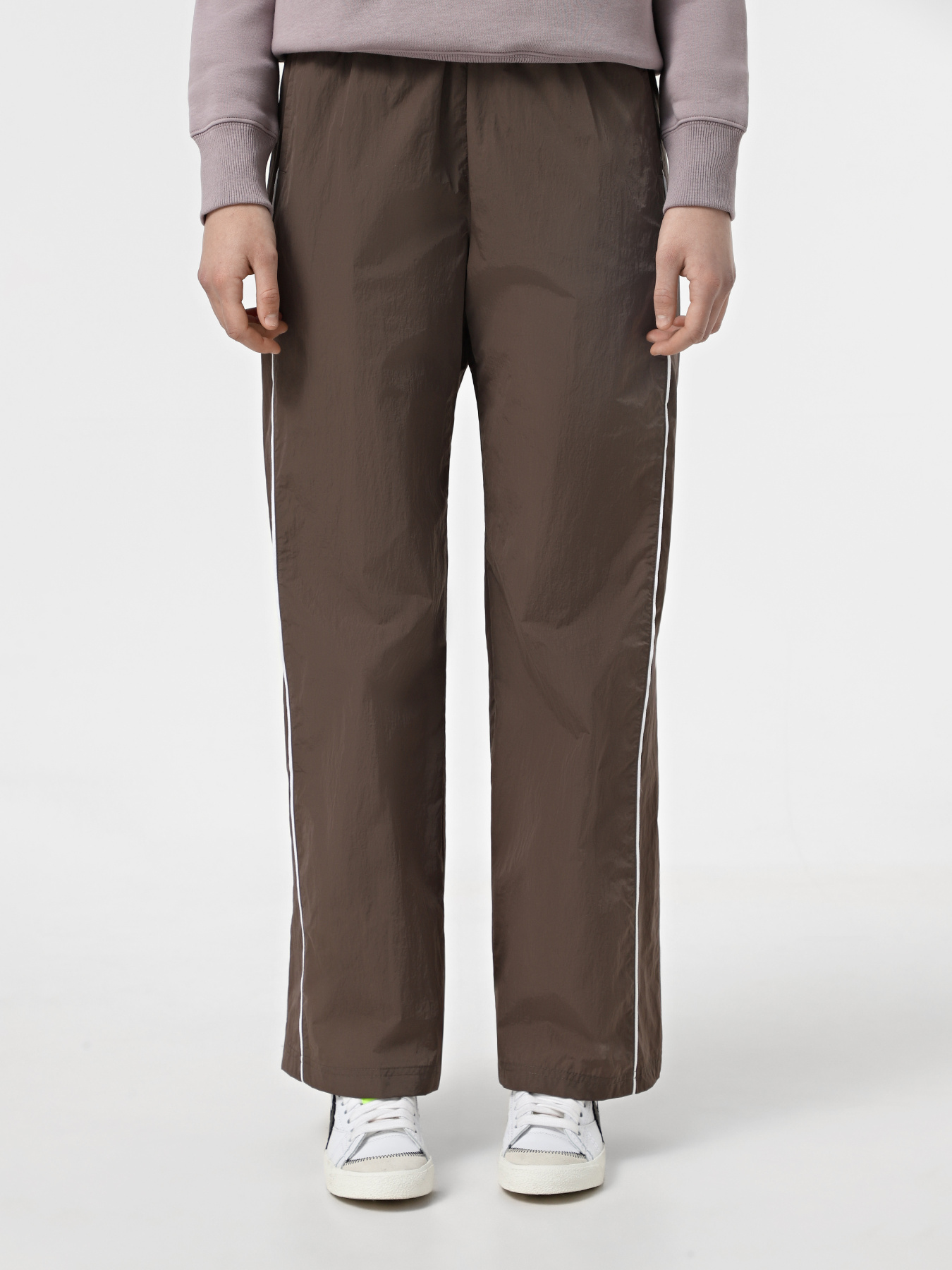 Повседневные штаны NIKE WINDRUNNER HIGH-WAISTEDVEN OPE модель FV7655-004 Фото