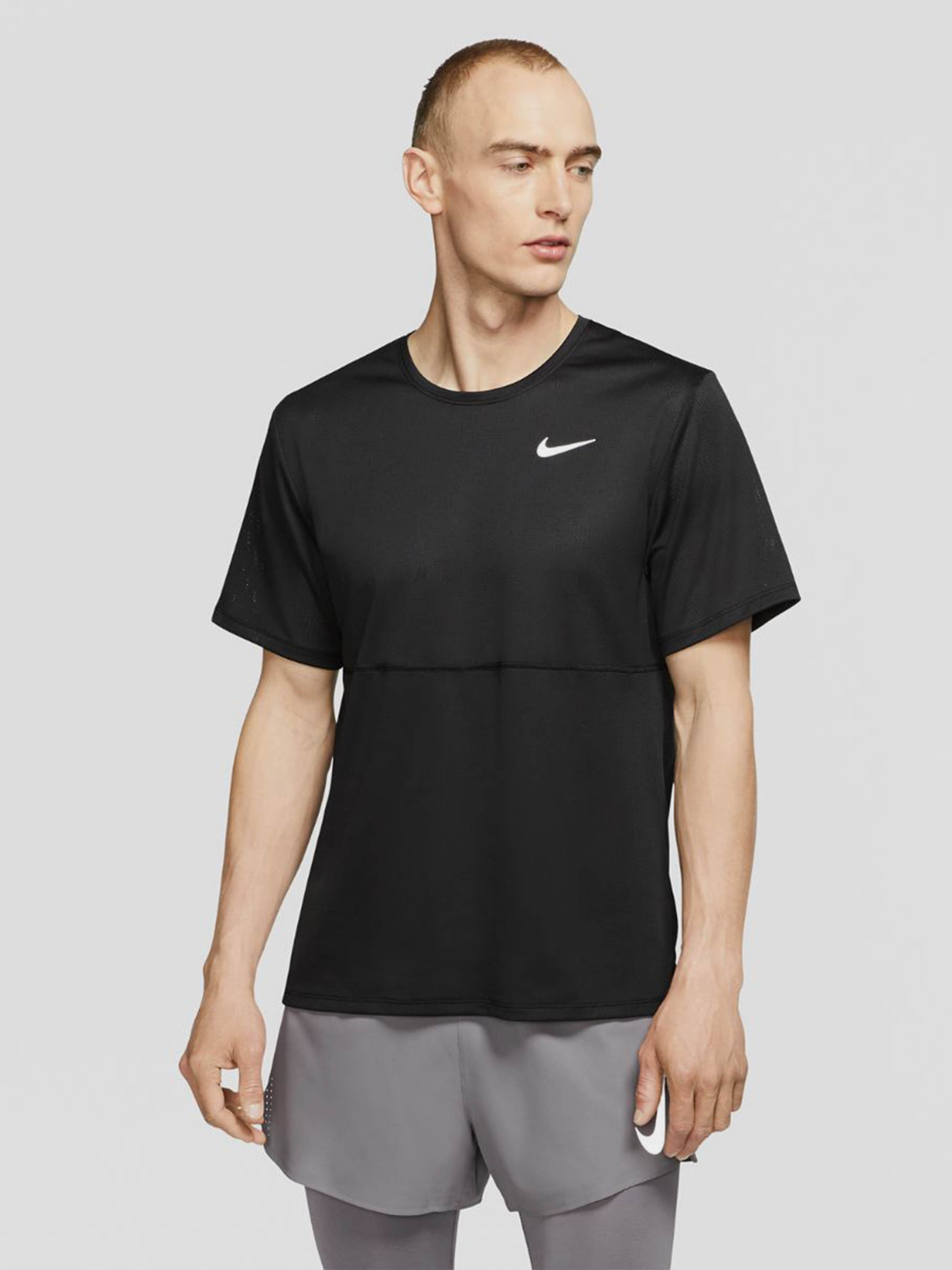 Спортивная футболка NIKE Breathe Top модель CJ5332-010 Спортивная футболка NIKE Breathe Top модель CJ5332-010 Фото