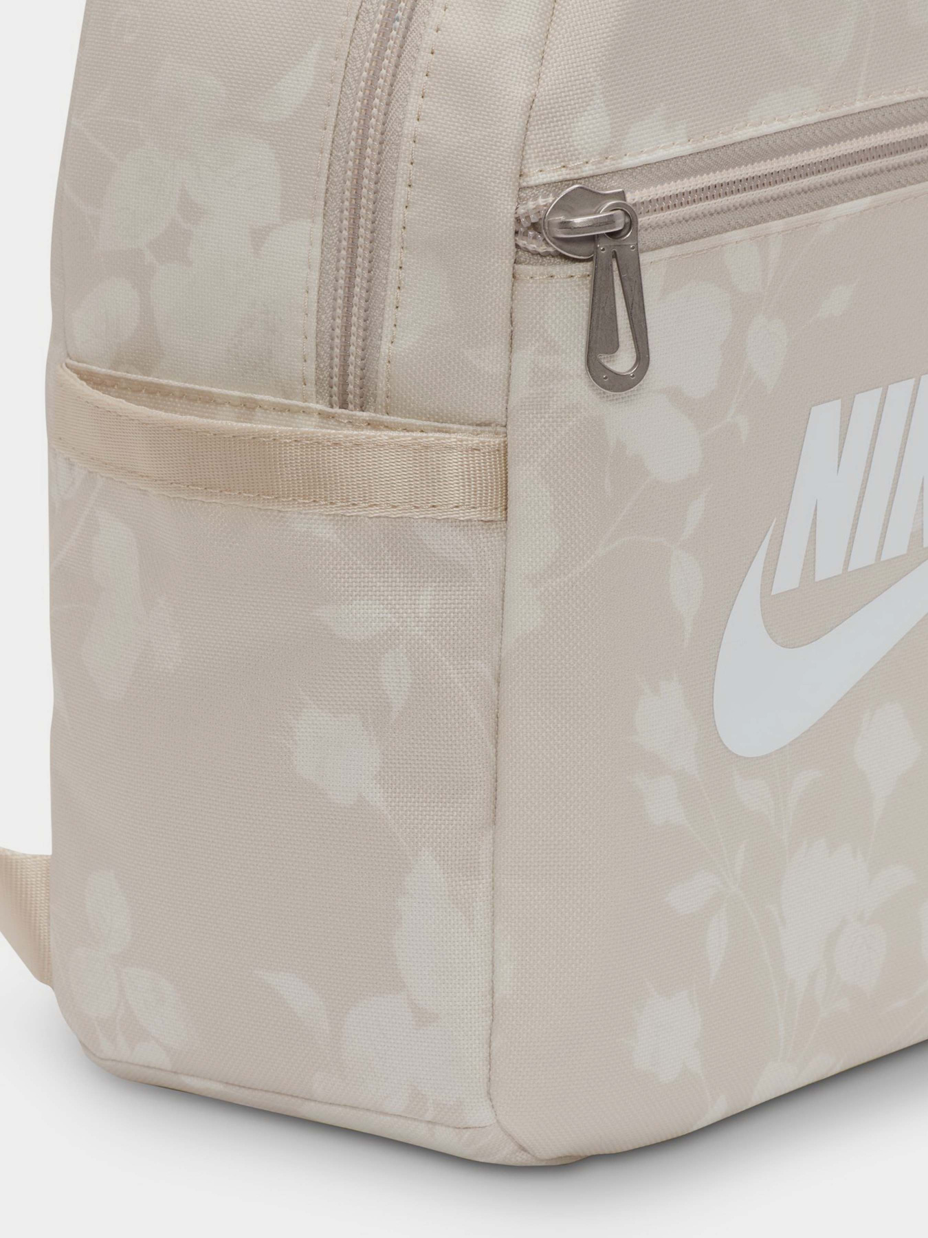 Повсякденний рюкзак NIKE SPORTSWEAR FUTURA 6L модель HJ8503-104 Повсякденний рюкзак NIKE SPORTSWEAR FUTURA 6L модель HJ8503-104 Фото