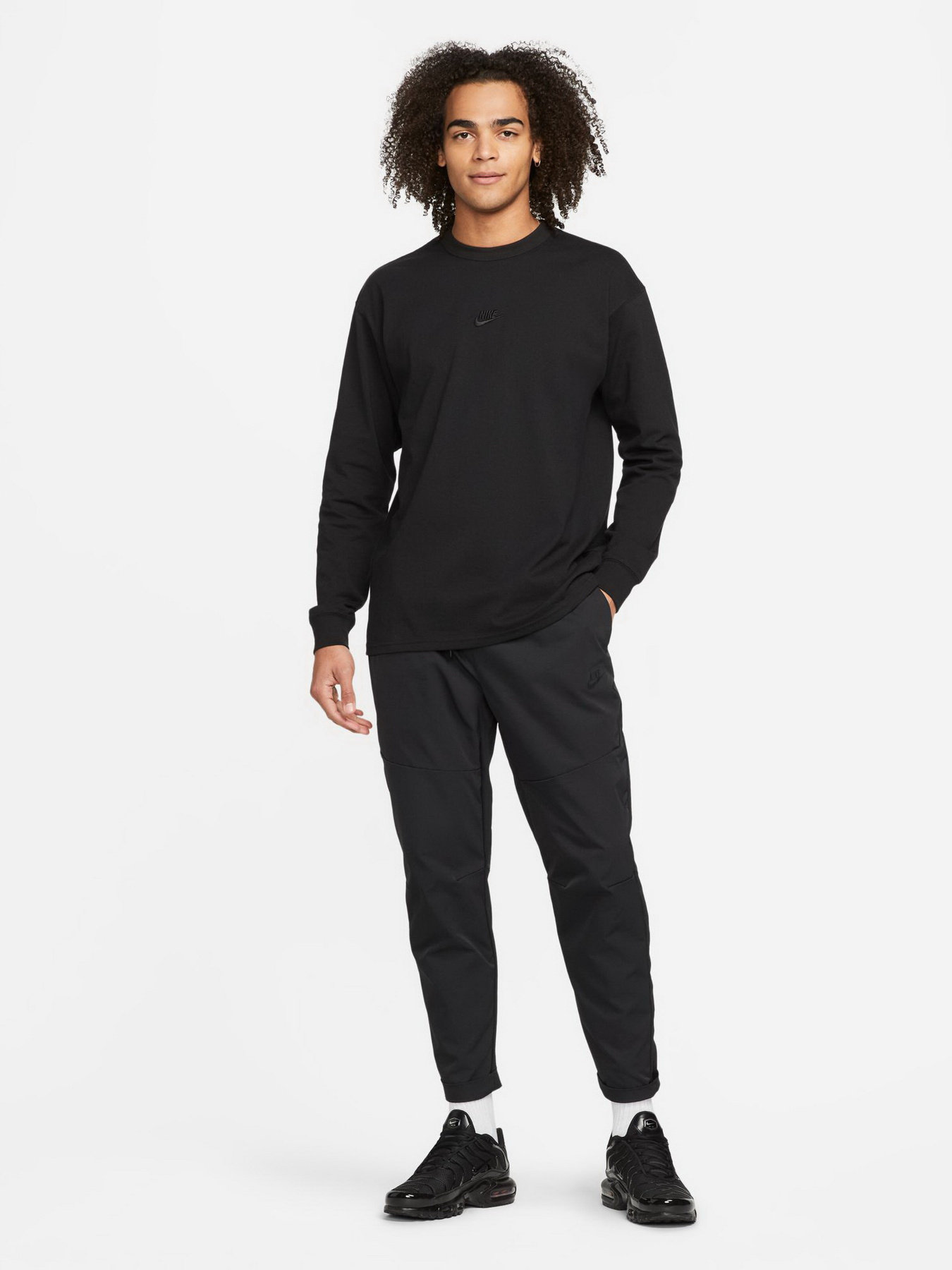 Лонгслів NIKE Sportswear Premium Essentials модель DO7390-010 Фото