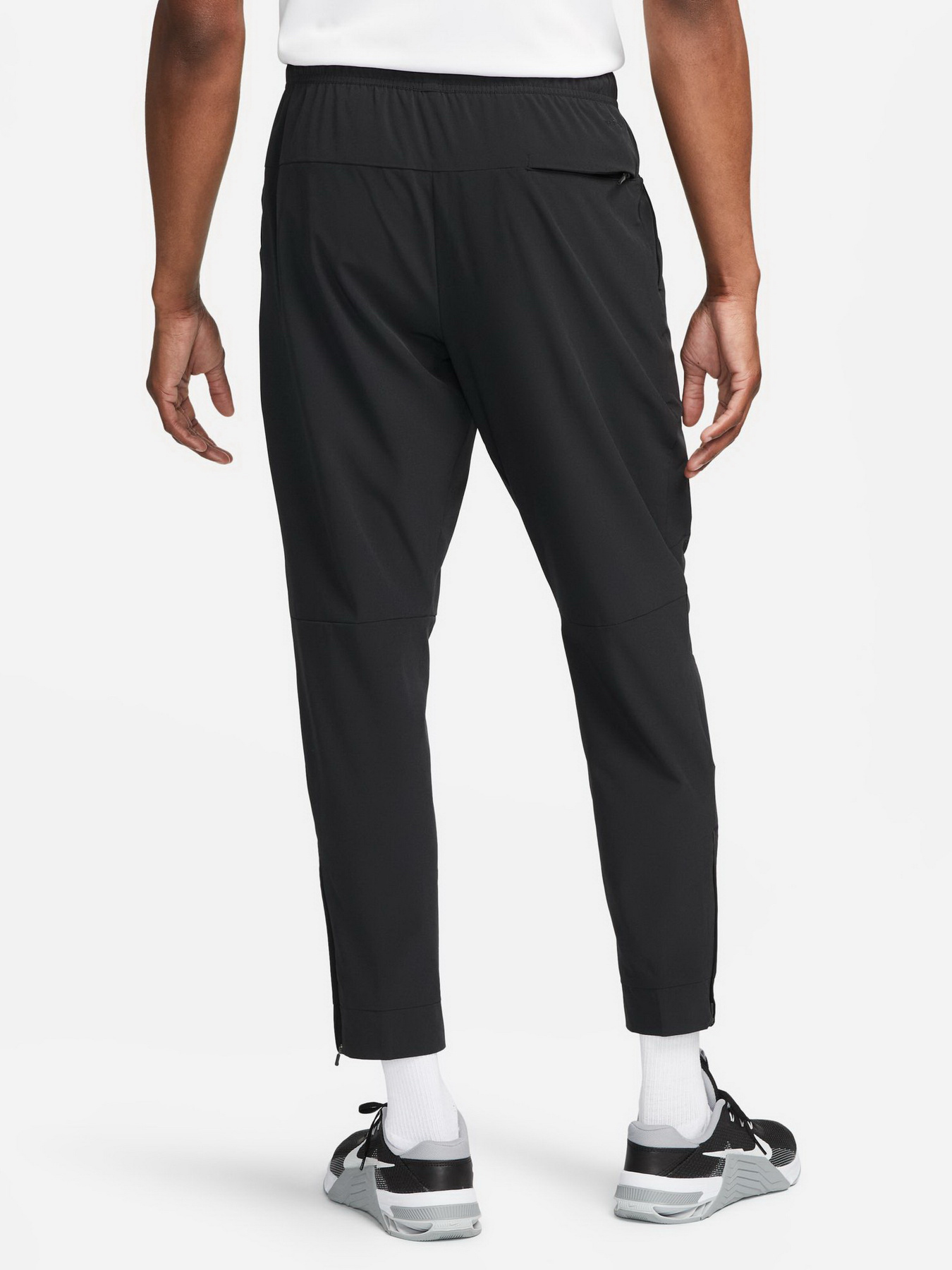 Штаны спортивные NIKE DRI-FIT UNLIMITED PANT TAPERED модель FB7548-010 Фото