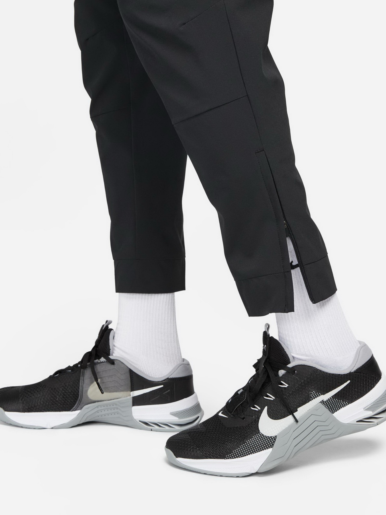 Штаны спортивные NIKE DRI-FIT UNLIMITED PANT TAPERED модель FB7548-010 Фото