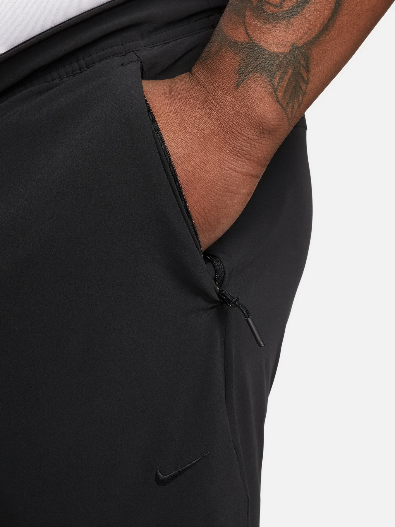 Штаны спортивные NIKE DRI-FIT UNLIMITED PANT TAPERED модель FB7548-010 Фото