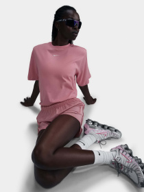 Футболка NIKE SPORTSWEAR ESSENTIAL модель FD4149-699 Футболка NIKE SPORTSWEAR ESSENTIAL модель FD4149-699 Фото