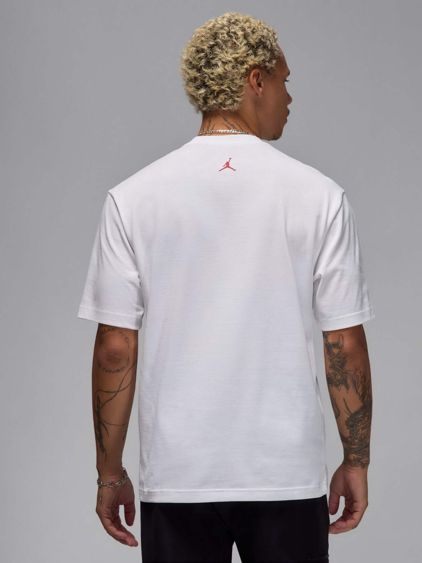 Футболка NIKE JORDAN SNEAKER PATCH модель HJ2326-100 Фото