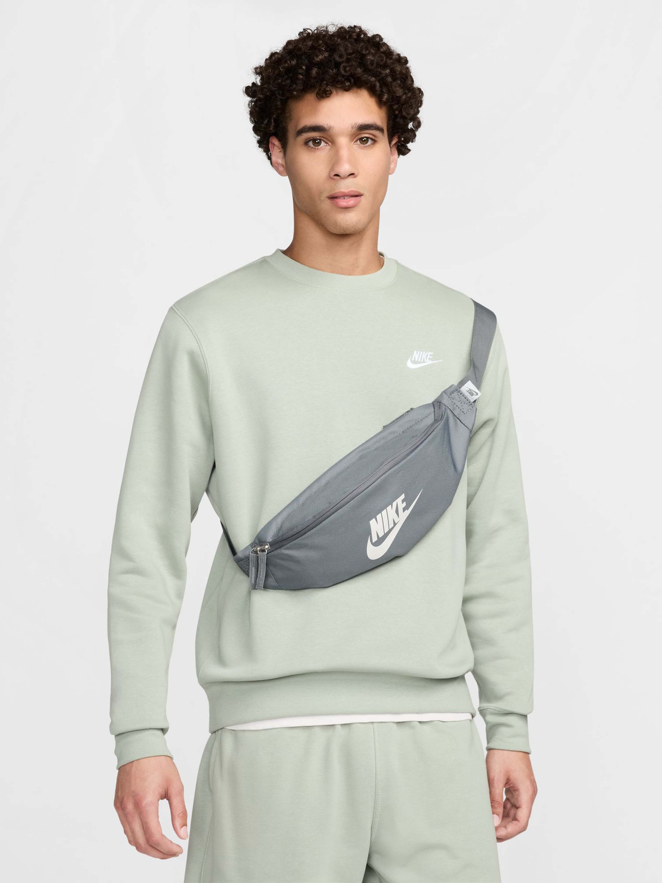 Поясная сумка NIKE HERITAGE 3L модель DB0490-084 Фото