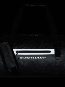 Дорожная сумка NIKE STORM-FIT ADV DUFFLE 38L модель FZ6367-010 Дорожная сумка NIKE STORM-FIT ADV DUFFLE 38L модель FZ6367-010 Фото