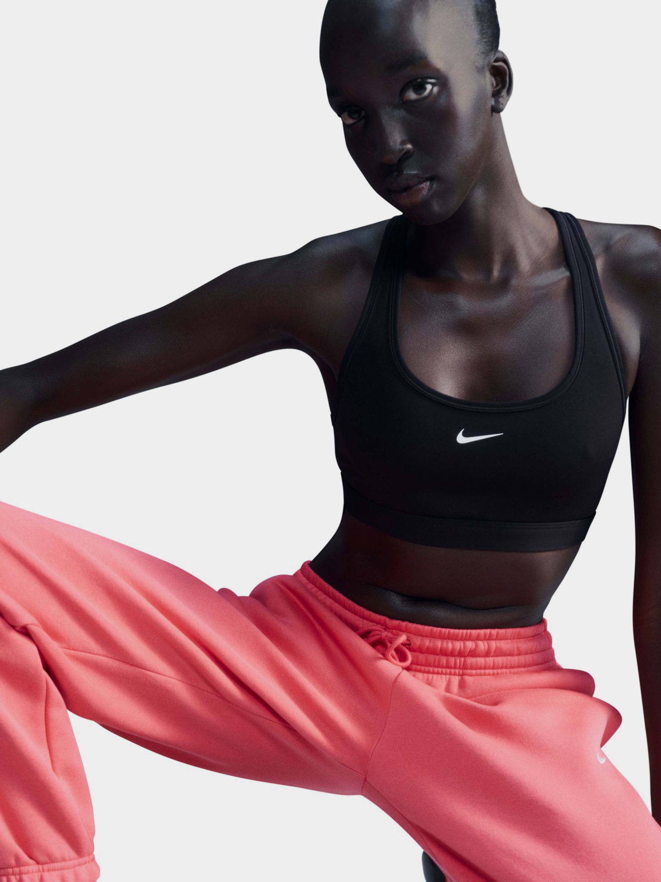 Спортивный топ NIKE SWOOSH LIGHT SUPPORT модель DX6817-010 Спортивный топ NIKE SWOOSH LIGHT SUPPORT модель DX6817-010 Фото