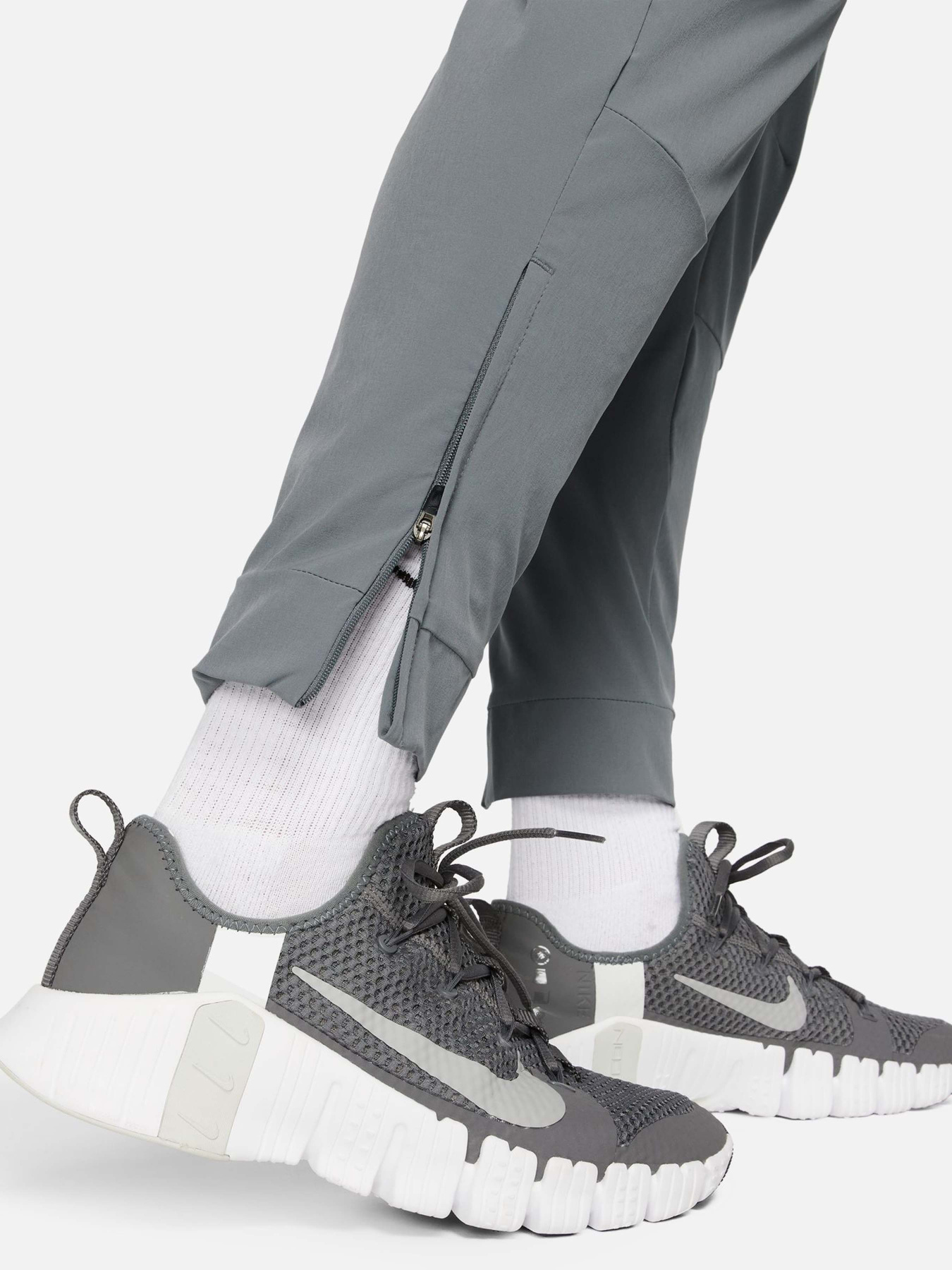 Спортивні штани NIKE DRI-FIT UNLIMITED TAPERED LEG модель FB7548-084 Фото