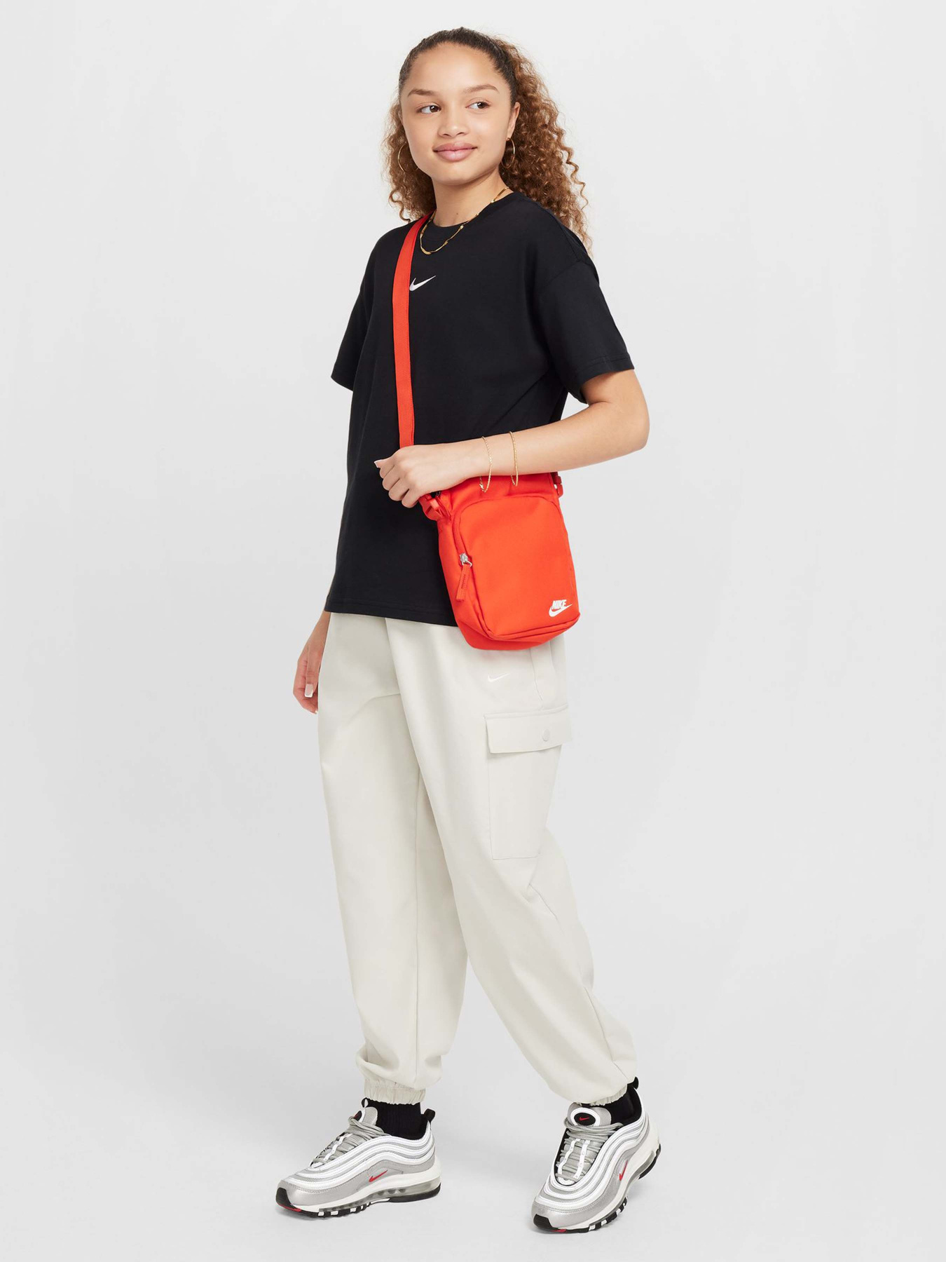 Футболка NIKE Sportswear Essential модель FZ5539-010 Фото