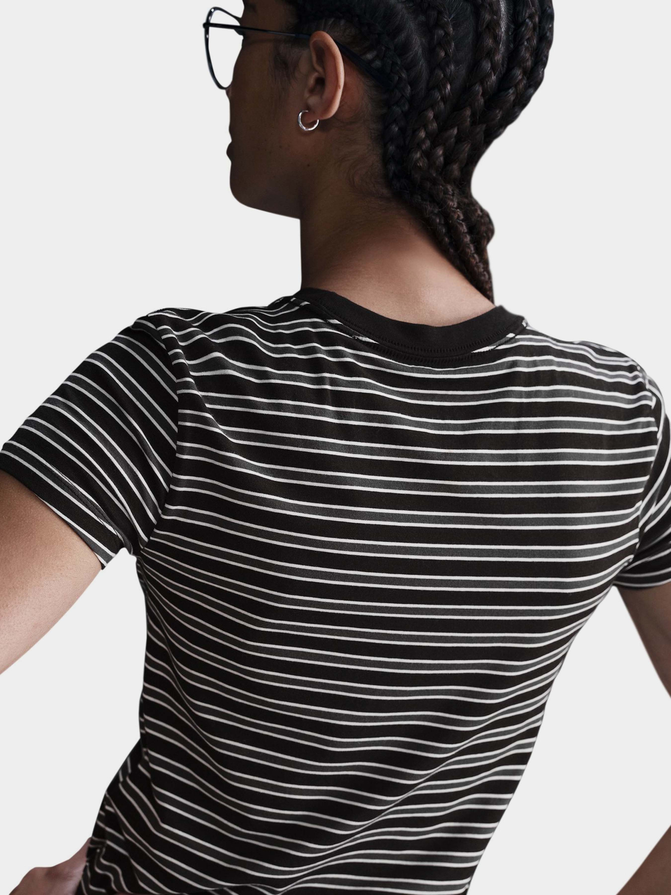 Футболка NIKE Sportswear Chill Knit модель HF9524-010 Фото