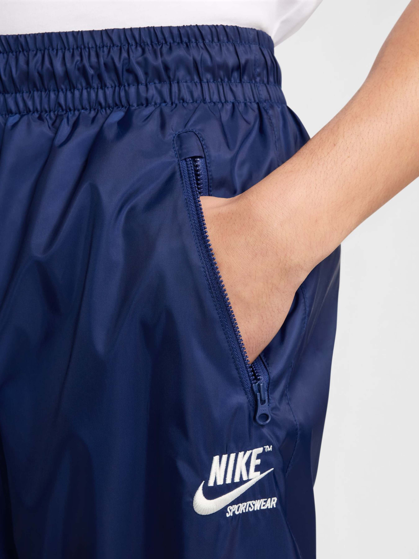 Штани спортивні NIKE Windrunner модель HJ2034-492 Фото