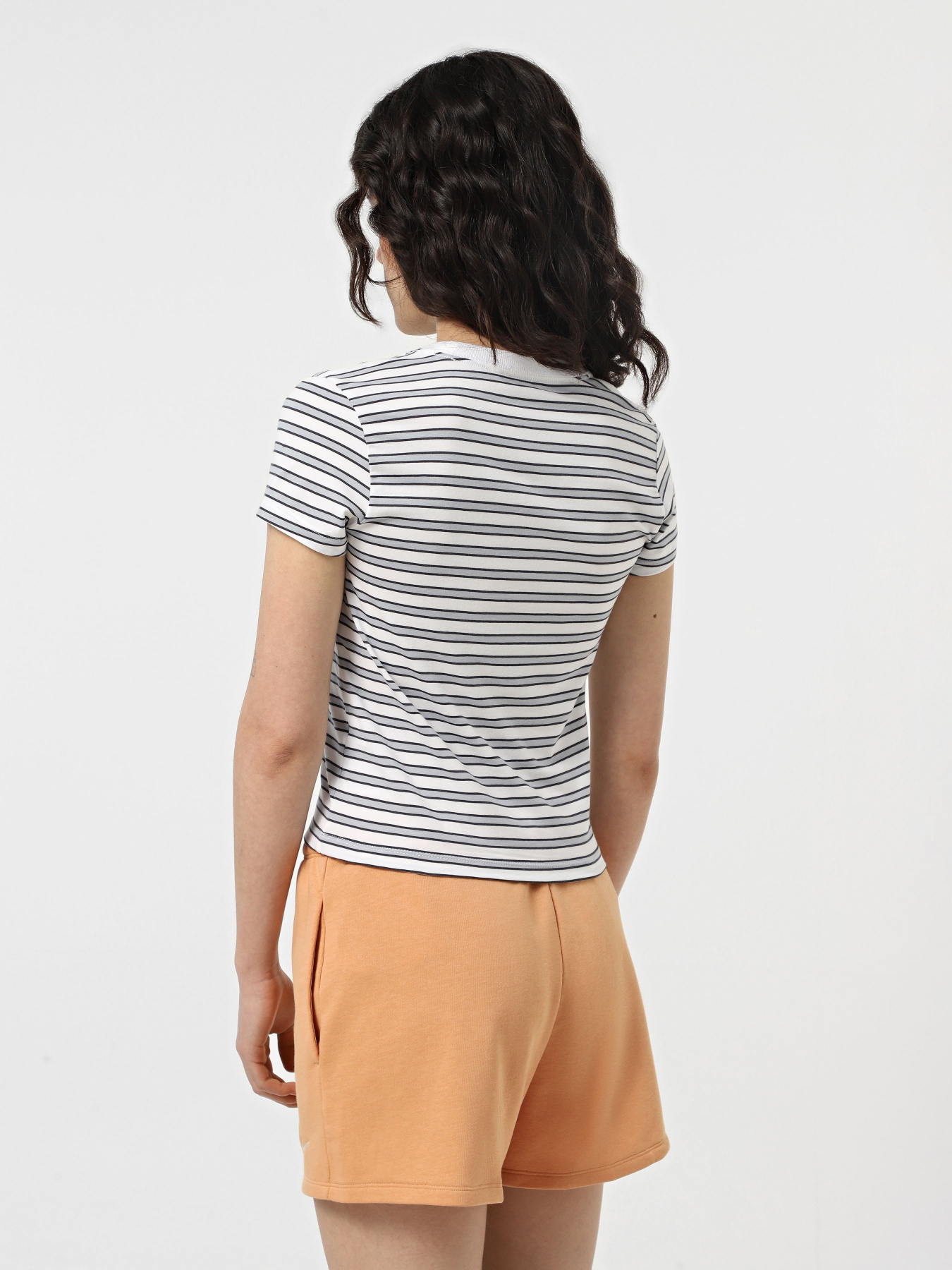 Футболка NIKE SPORTSWEAR CHILL KNIT модель HF9524-100 Футболка NIKE SPORTSWEAR CHILL KNIT модель HF9524-100 Фото