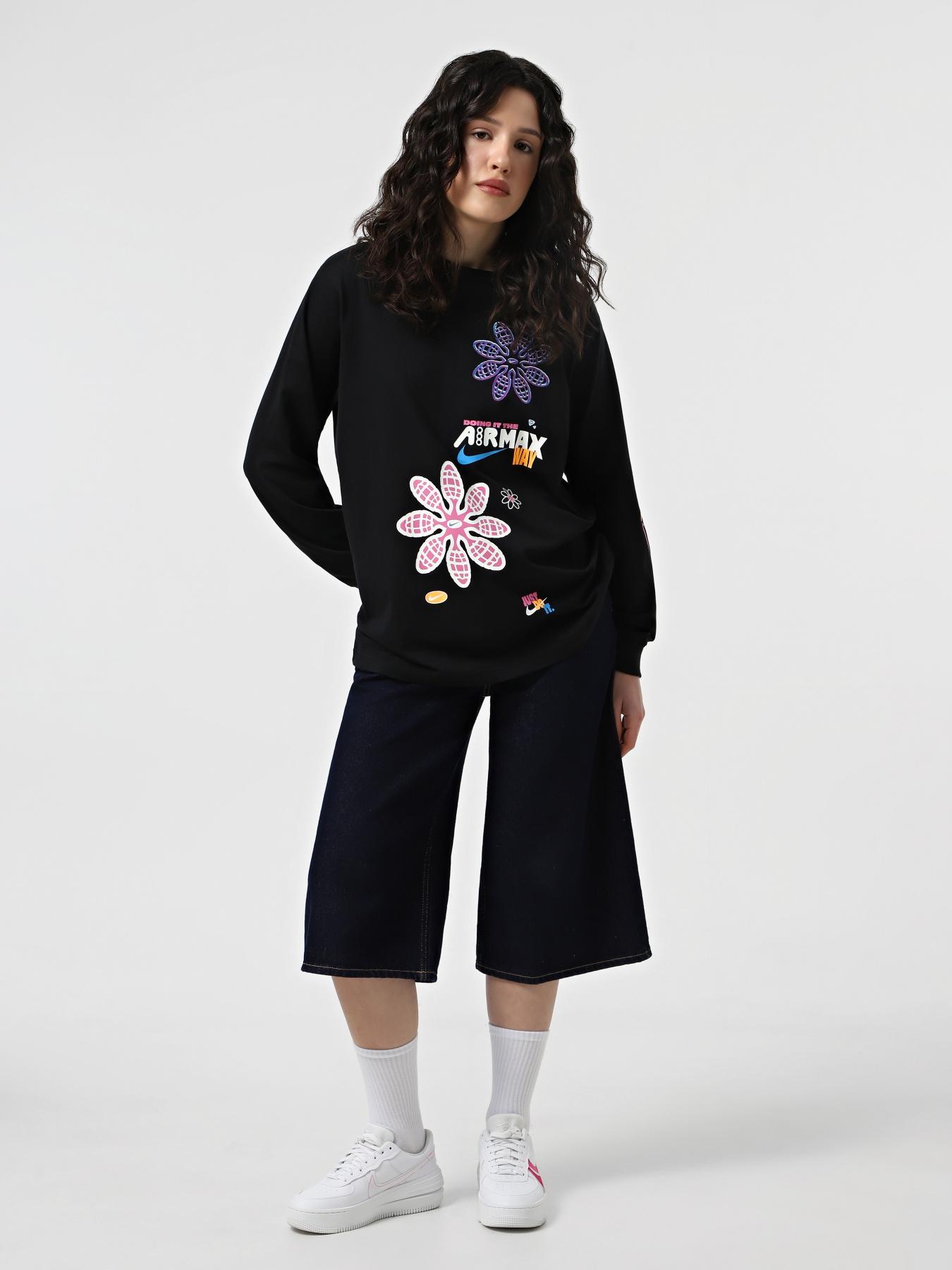 Лонгслив NIKE Sportswear Loose Graphic модель HF9529-010 Фото