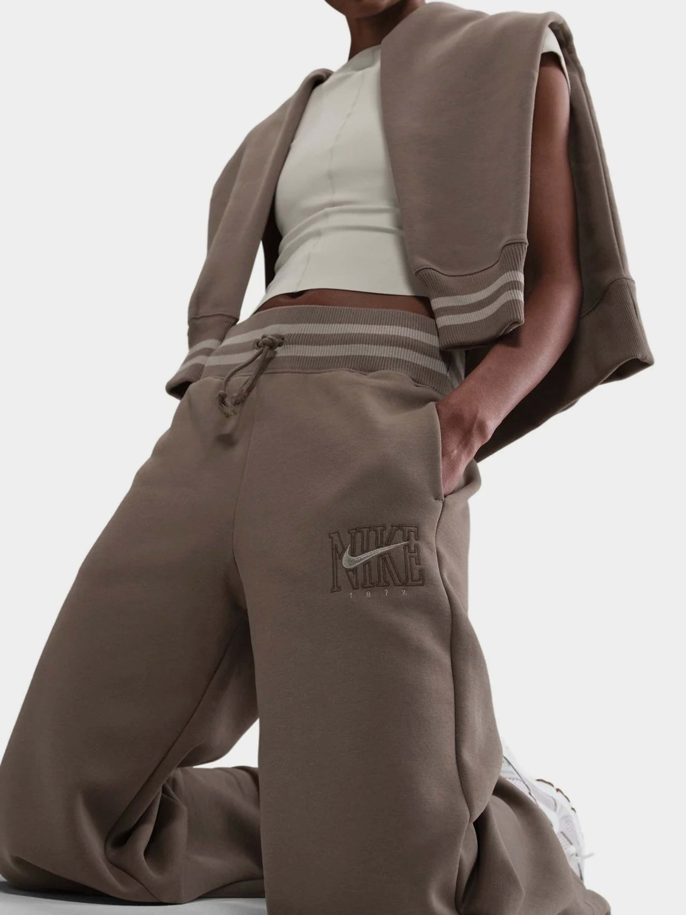 Повседневные штаны NIKE SPORTSWEAR PHOENIX FLEECE модель HJ0909-233 Повседневные штаны NIKE SPORTSWEAR PHOENIX FLEECE модель HJ0909-233 Фото