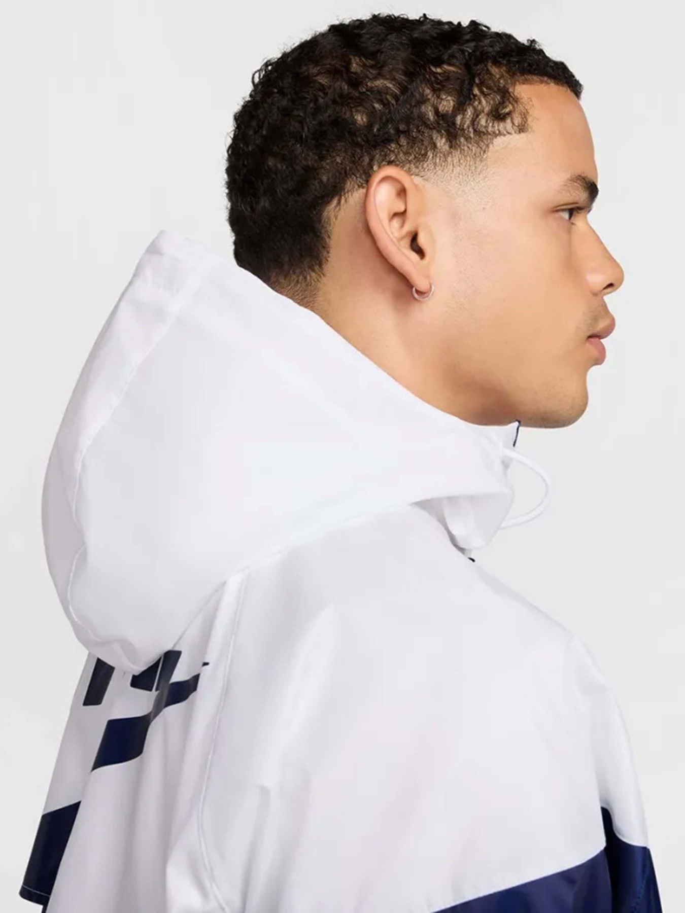 Демисезонная куртка NIKE Sportswear Windrunner модель HJ2040-100 Фото