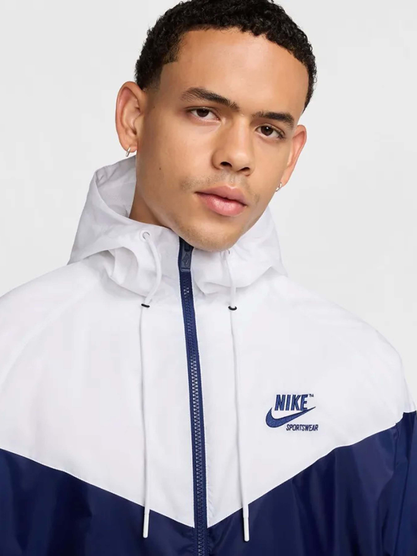 Демісезонна куртка NIKE SPORTSWEAR WINDRUNNER модель HJ2040-100 Демісезонна куртка NIKE SPORTSWEAR WINDRUNNER модель HJ2040-100 Фото