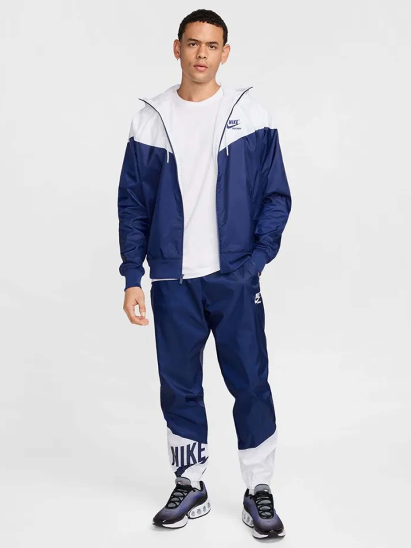 Демісезонна куртка NIKE SPORTSWEAR WINDRUNNER модель HJ2040-100 Демісезонна куртка NIKE SPORTSWEAR WINDRUNNER модель HJ2040-100 Фото