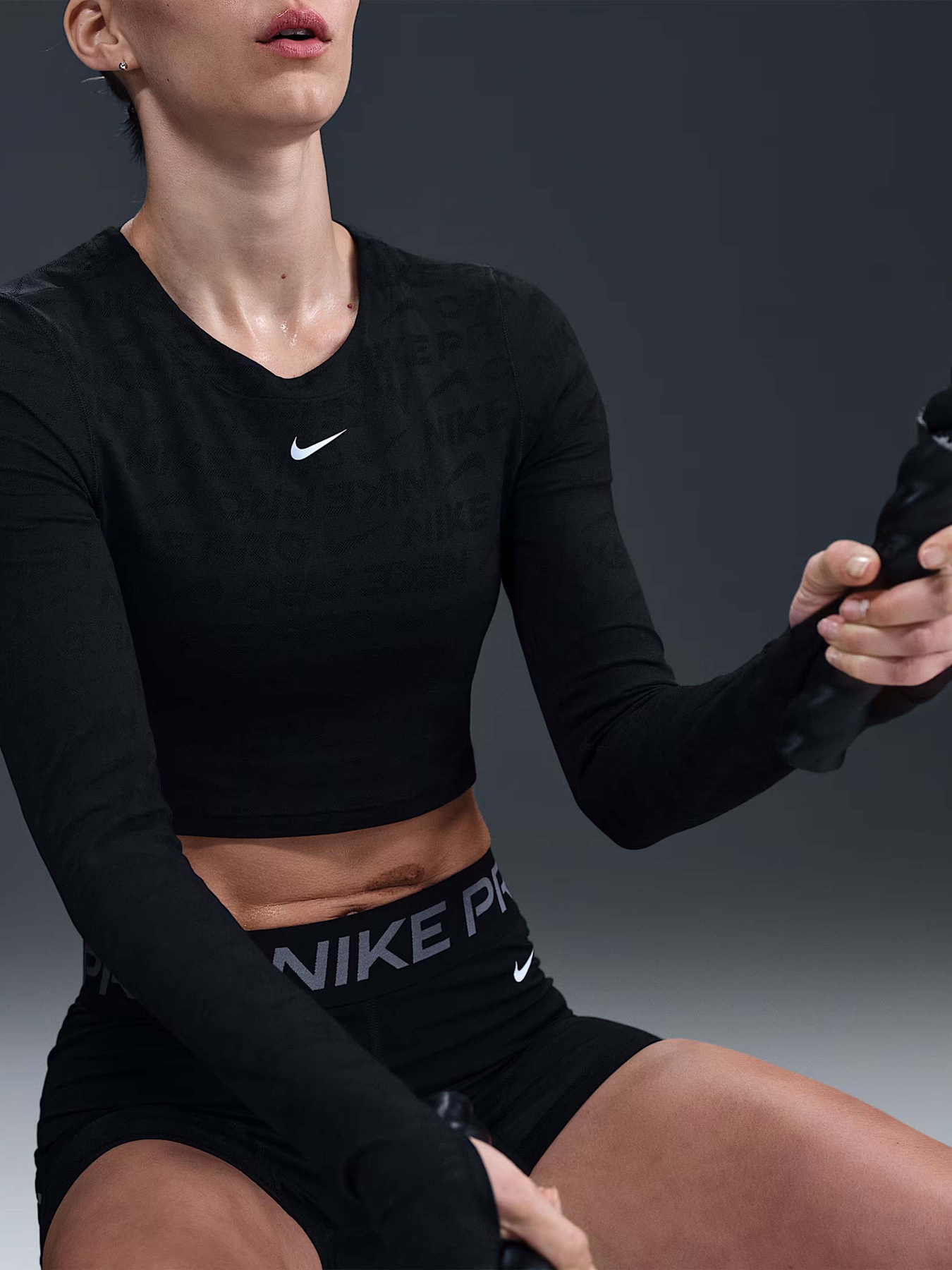 Топ спортивний NIKE Pro Dri-Fit модель HJ4281-010 Фото