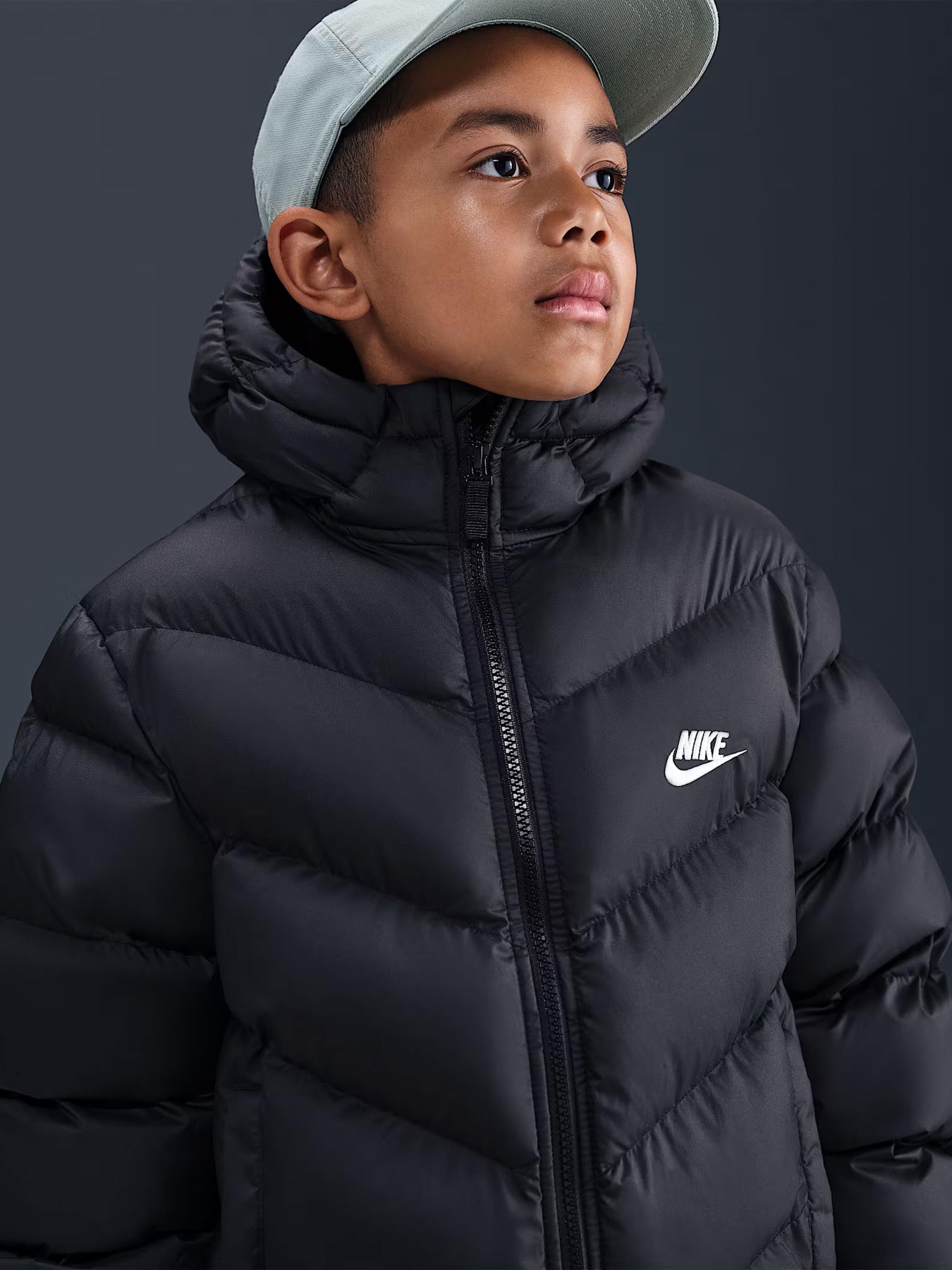 Зимняя куртка NIKE Sportswear All Day Play
Older Kids' Therma-FIT Loose-Fit Puffer Jacket модель HQ4976-010 Фото